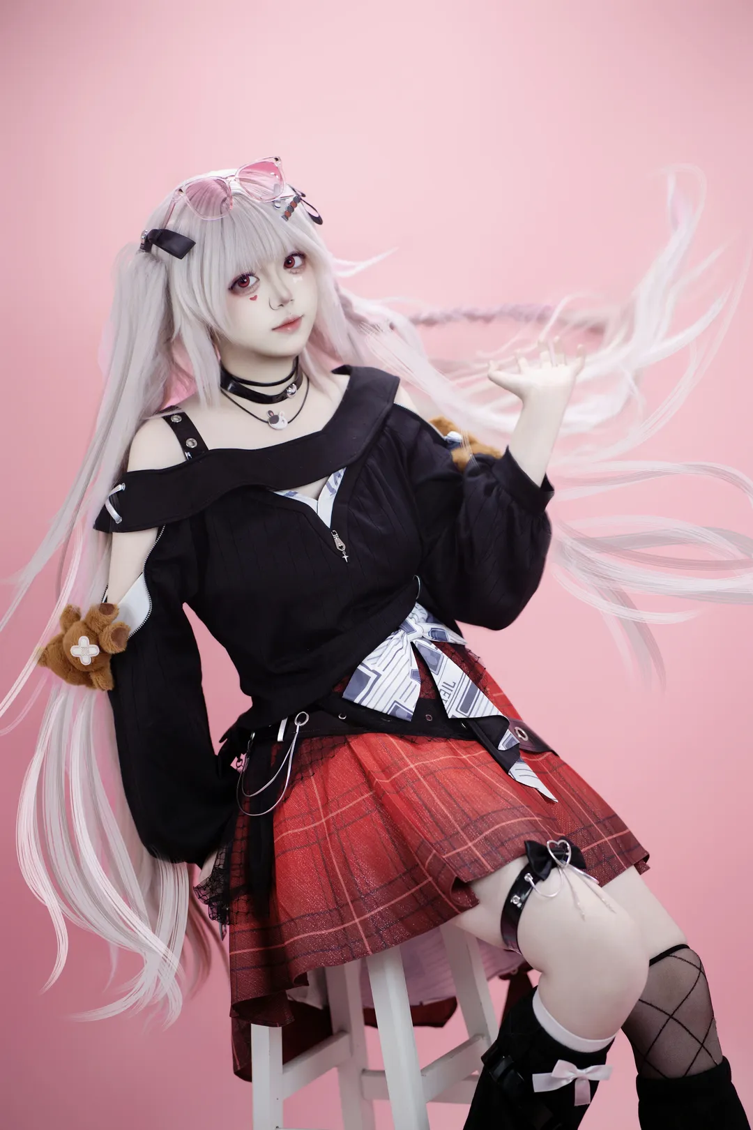 コスプレ, サブカルファッション, 甘辛スタイル, 銀白の長髪, 赤いチェックのスカート