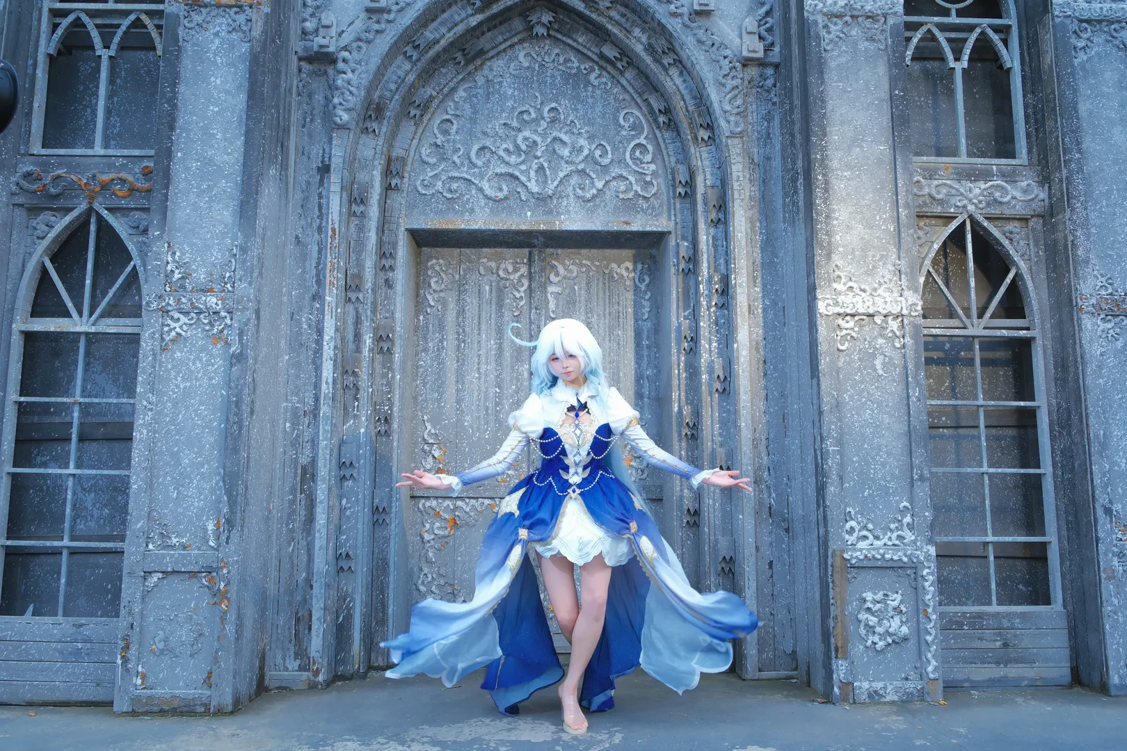 コスプレ, フォカロルスコスプレ, 二次元ファッション, 教会撮影, 青と白のドレス - 1枚目