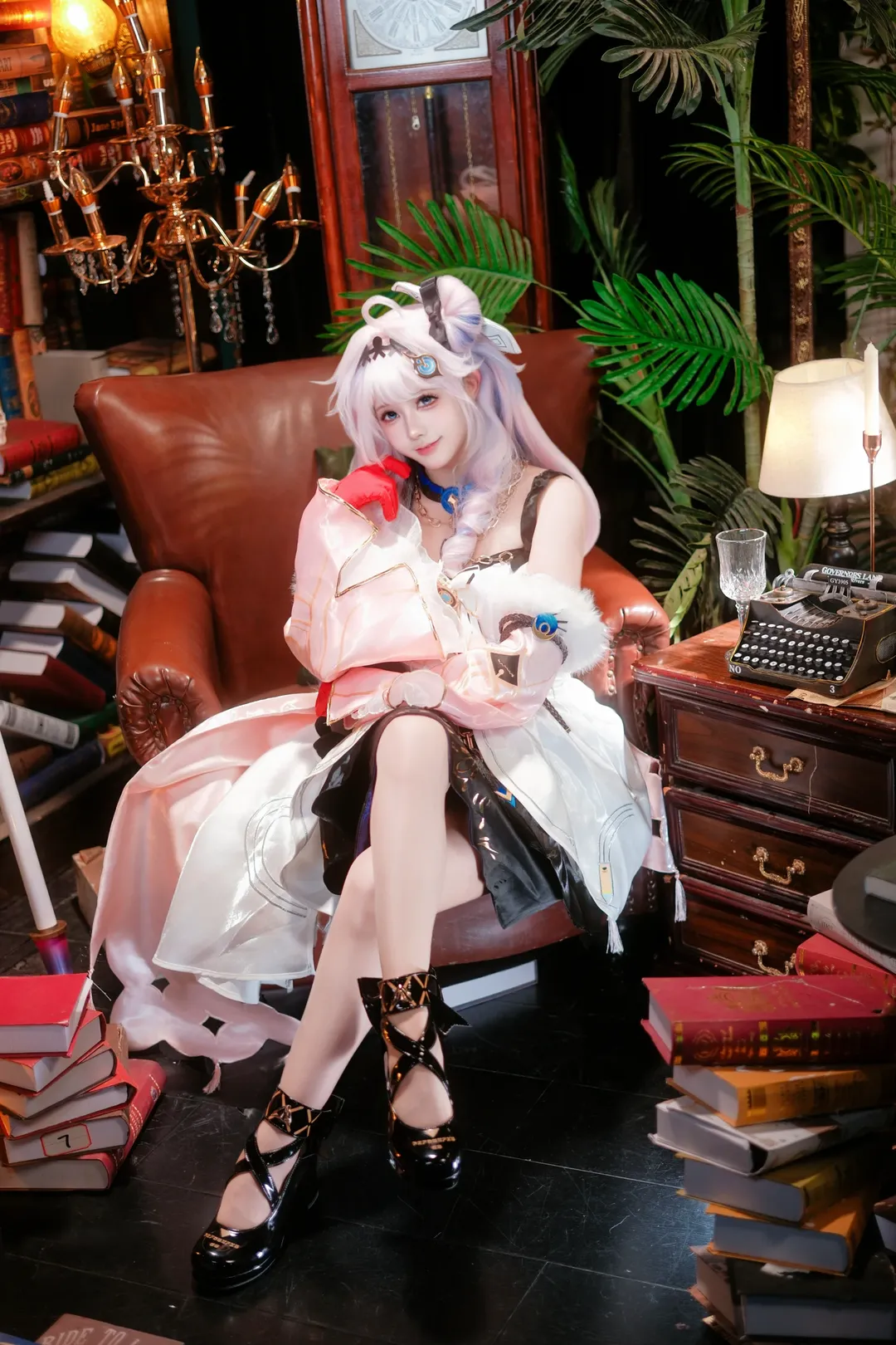 鸣潮, 达妮娅cos, cosplay摄影, 二次元穿搭, 复古书房