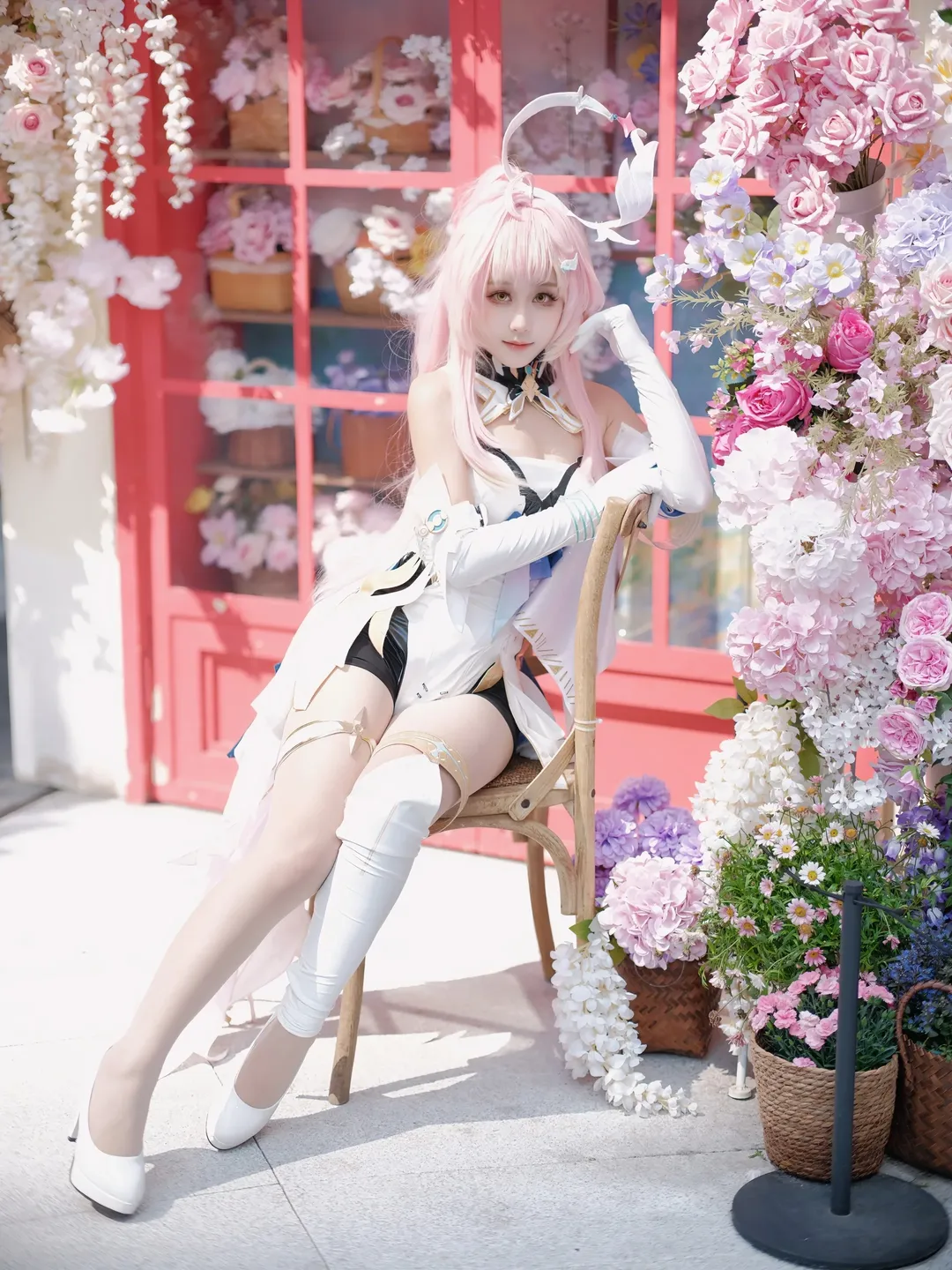 鳴潮, 2次元少女, エイメス コスプレ, コスプレ撮影, 屋外フラワーウォール撮影 - 1枚目