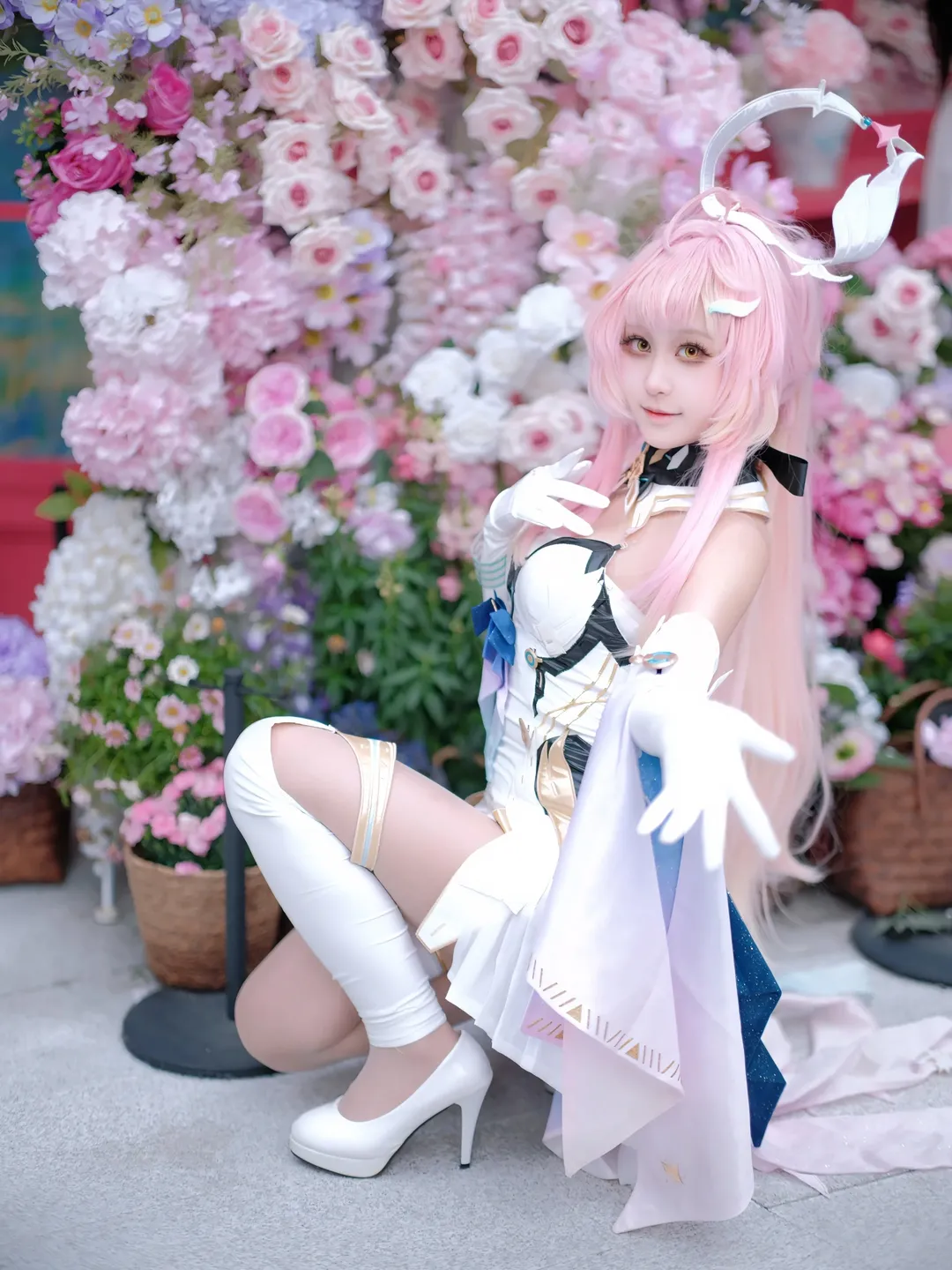 鸣潮, 二次元少女, 爱弥斯cos, cosplay正片, 户外花墙摄影