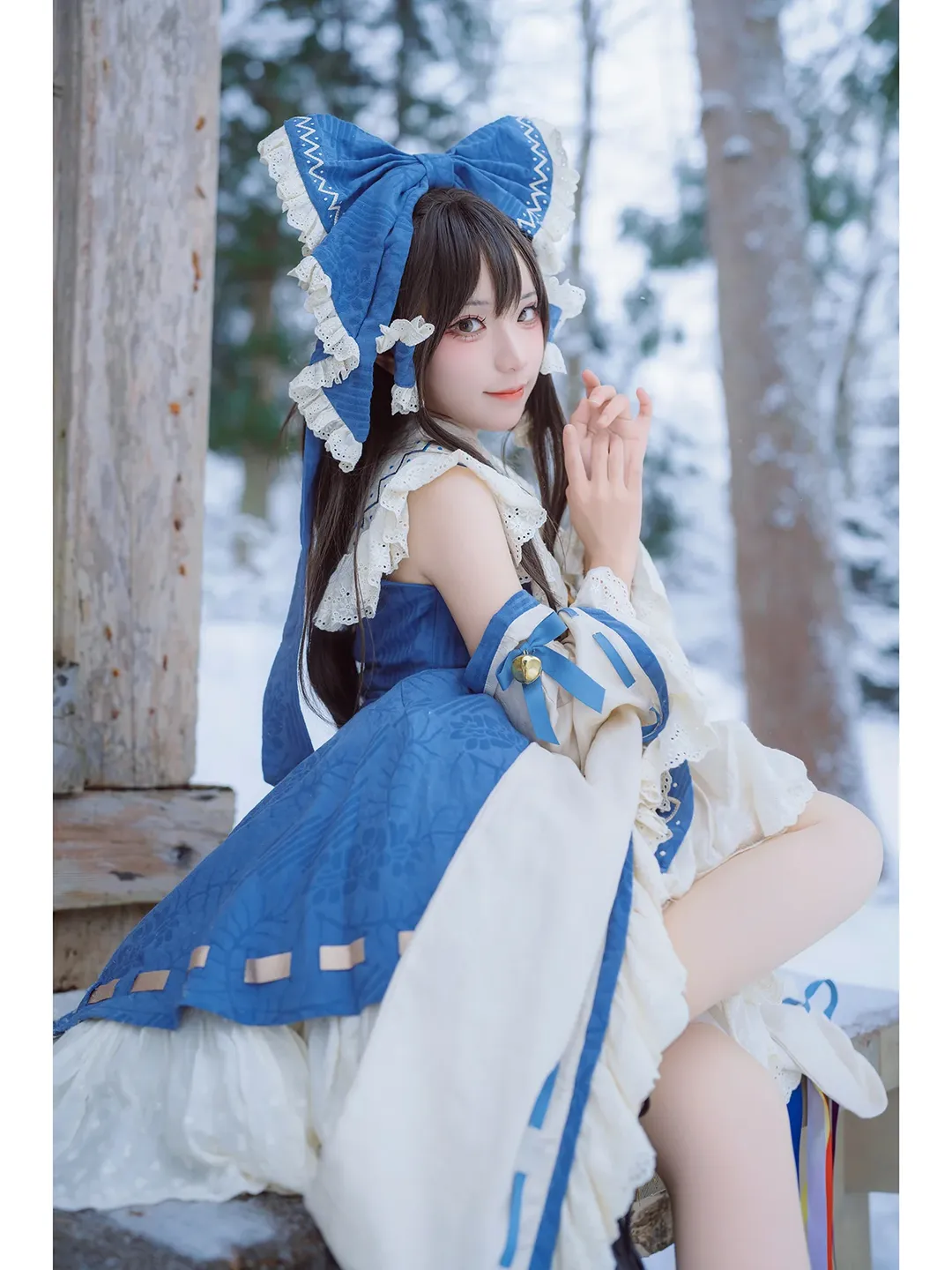 神社摄影, 蓝白洋装, 雪景cos, 冬季人像, 铃铛道具 - 第1张