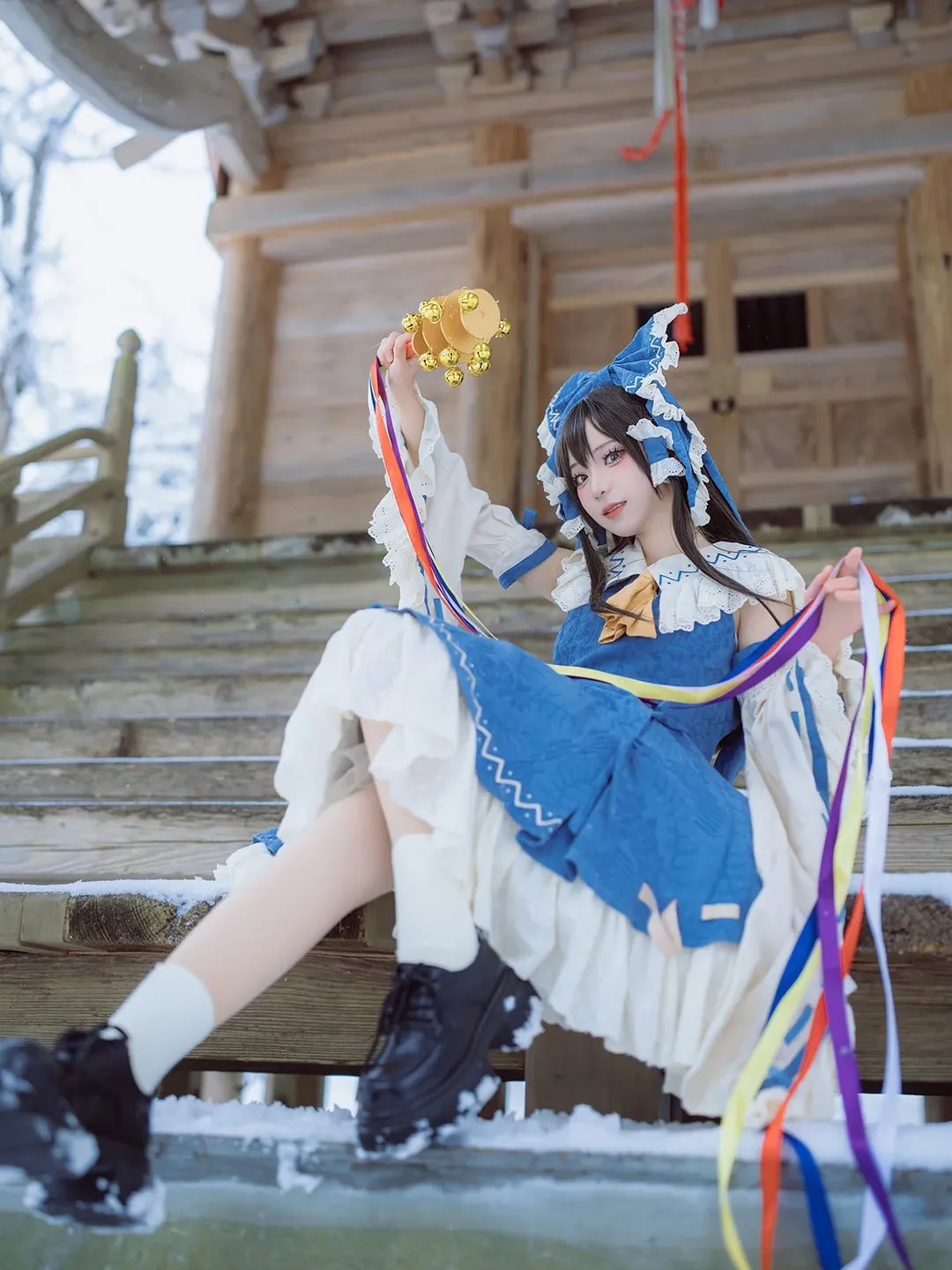 神社撮影, 青と白の洋装, 雪景色コスプレ, 冬のポートレート, 鈴の小道具