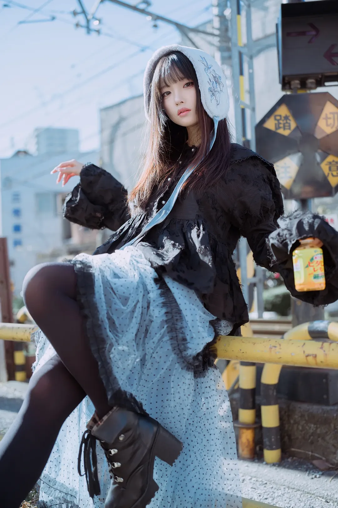 黑丝穿搭, 踏切拍照, 水玉纱裙, 日系人像摄影, 摄影出片