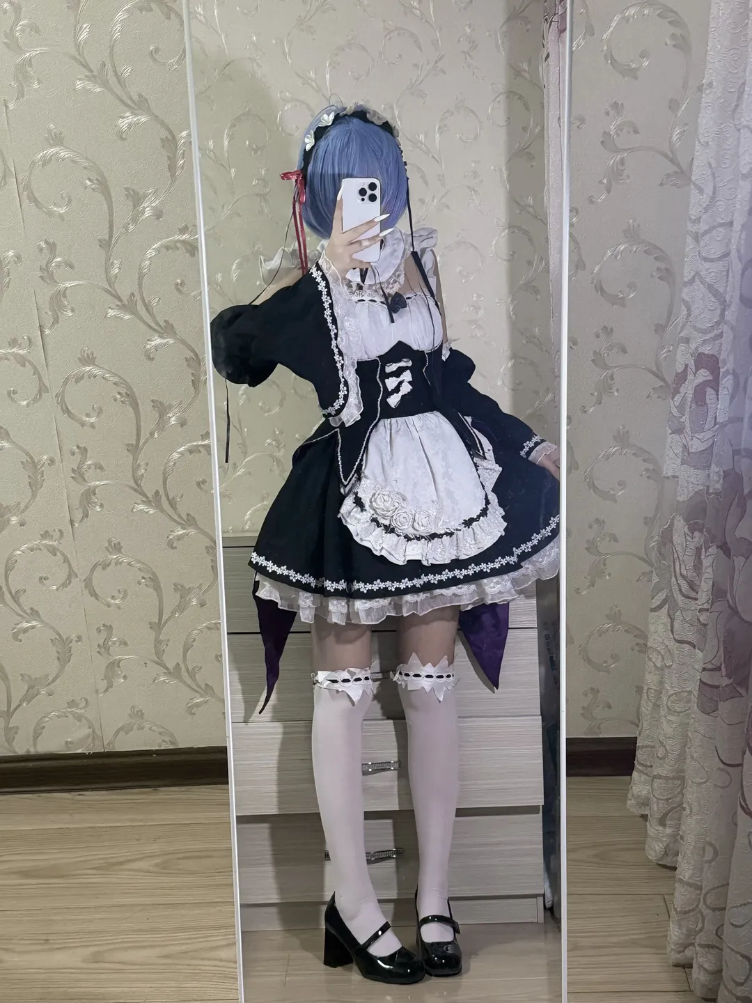 鏡越し自撮り, メイド服, レム コスプレ, 白ストッキング, Re:ゼロから始める異世界生活
