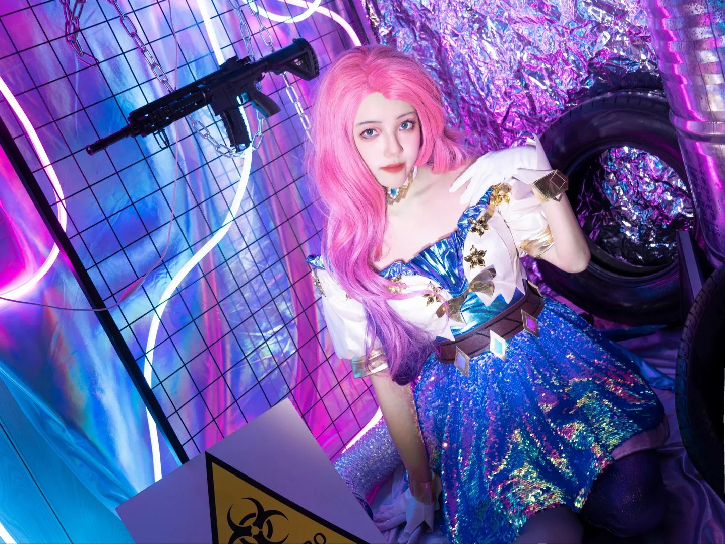 粉色假发, 英雄联盟, 赛博朋克cosplay, 萨勒芬妮cos, 亮片裙穿搭