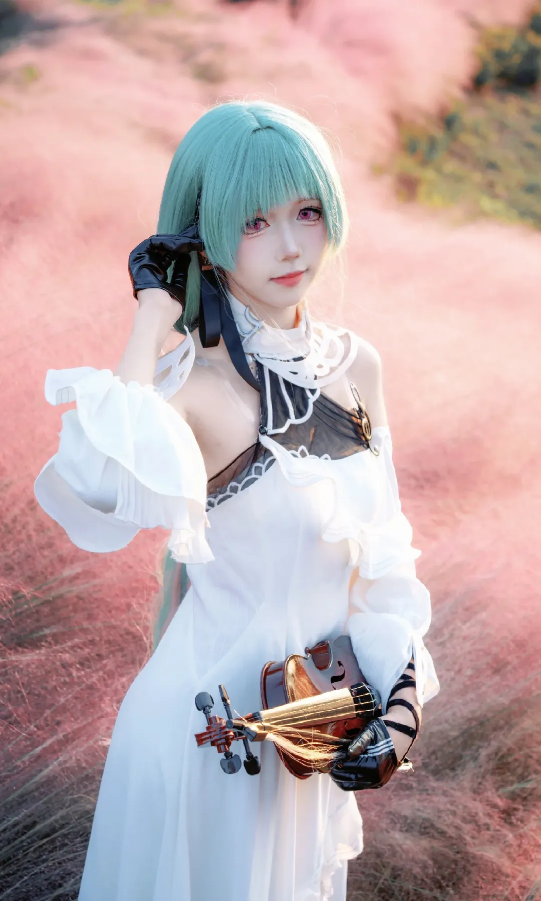 鳴潮, フローヴァ コスプレ, 屋外ポートレート撮影, ピンクミューリーの花畑, バイオリン風のスタイル