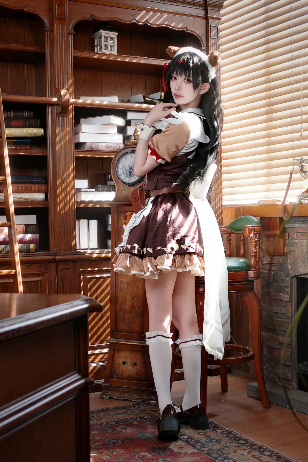 鸣潮, 千咲cos, 复古书房, 女仆装cosplay, 理光GR4摄影 - 第1张