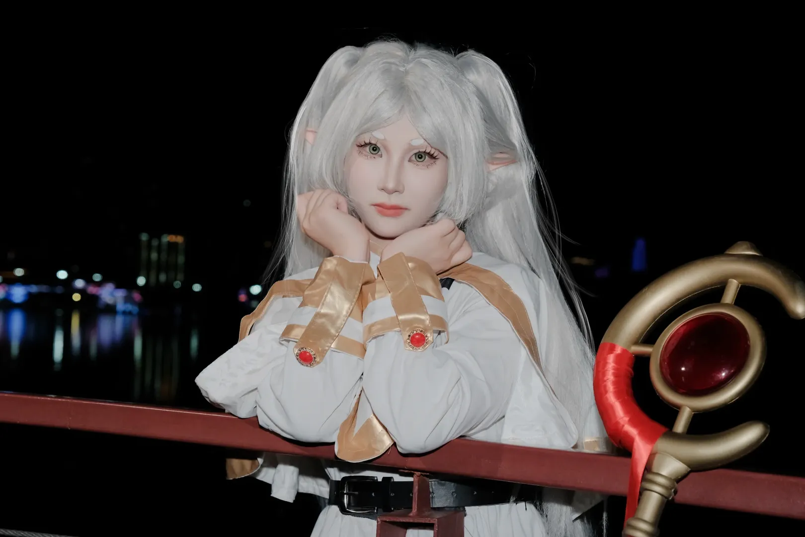 葬送のフリーレン, フリーレン コスプレ, コスプレ撮影, エルフのコスプレイヤー, 屋外イベント写真