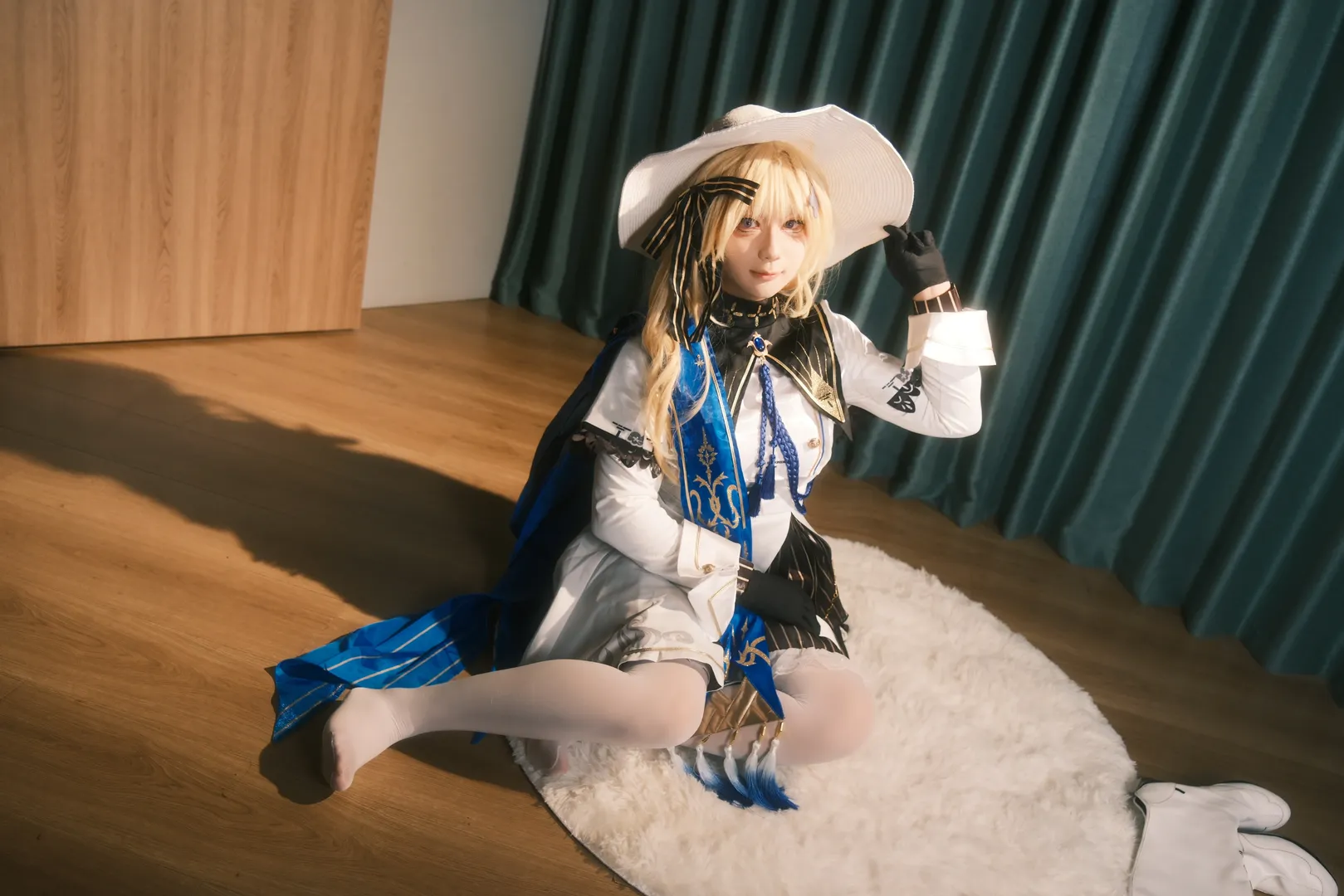 フィービー コスプレ, 鳴潮, コスプレ, 室内撮影, 白ニーソコーデ - 1枚目