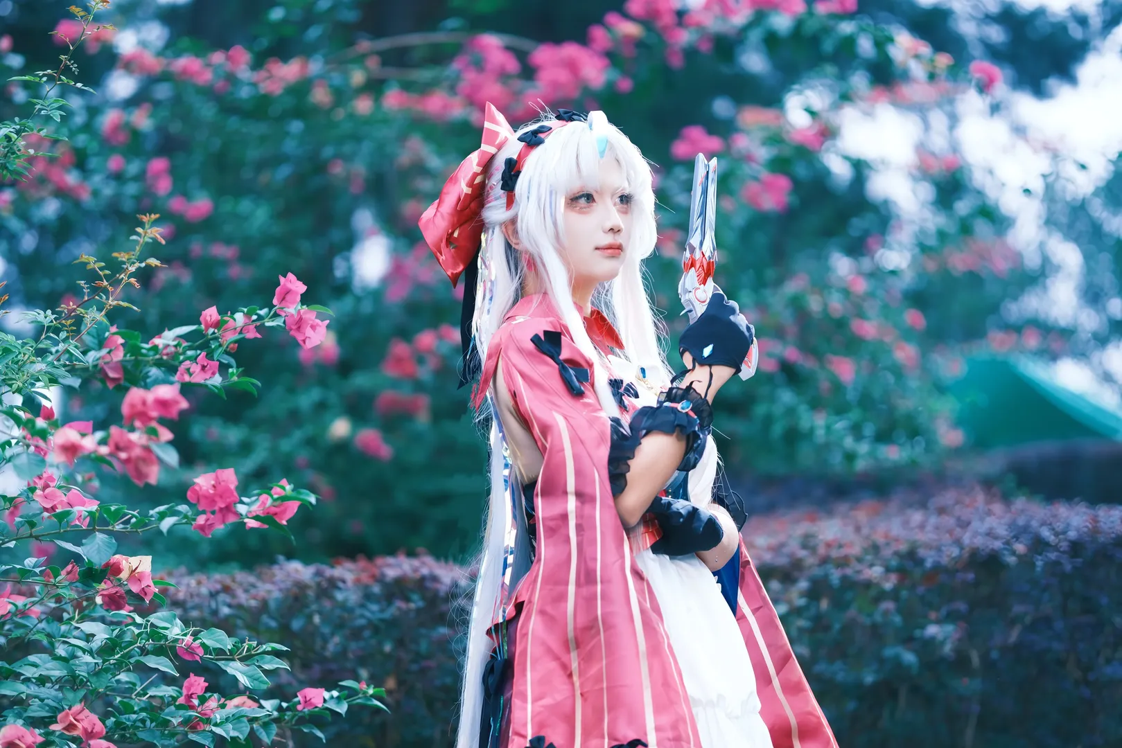 Wuthering Waves, Game cosplay, Anime-style fashion, Carlotta cosplay, White-haired girl - Image 1