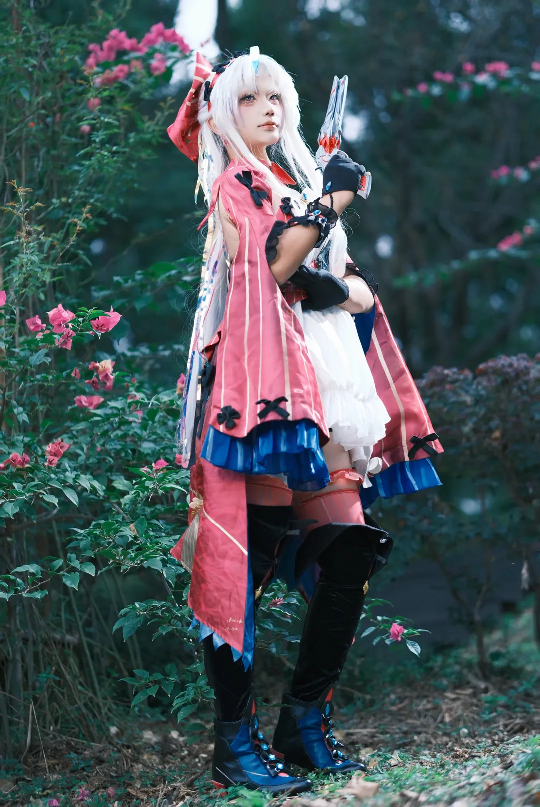 Wuthering Waves, Game cosplay, Anime-style fashion, Carlotta cosplay, White-haired girl - Image 3