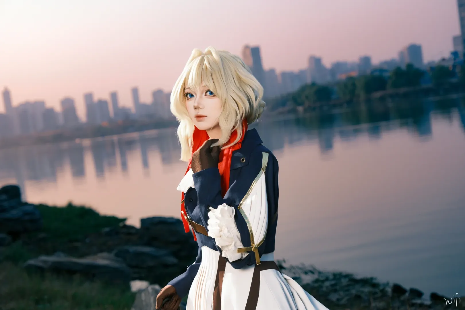 二次元摄影, cosplay正片, 水边外景, 薇尔莉特cos, 紫罗兰永恒花园 - 第3张