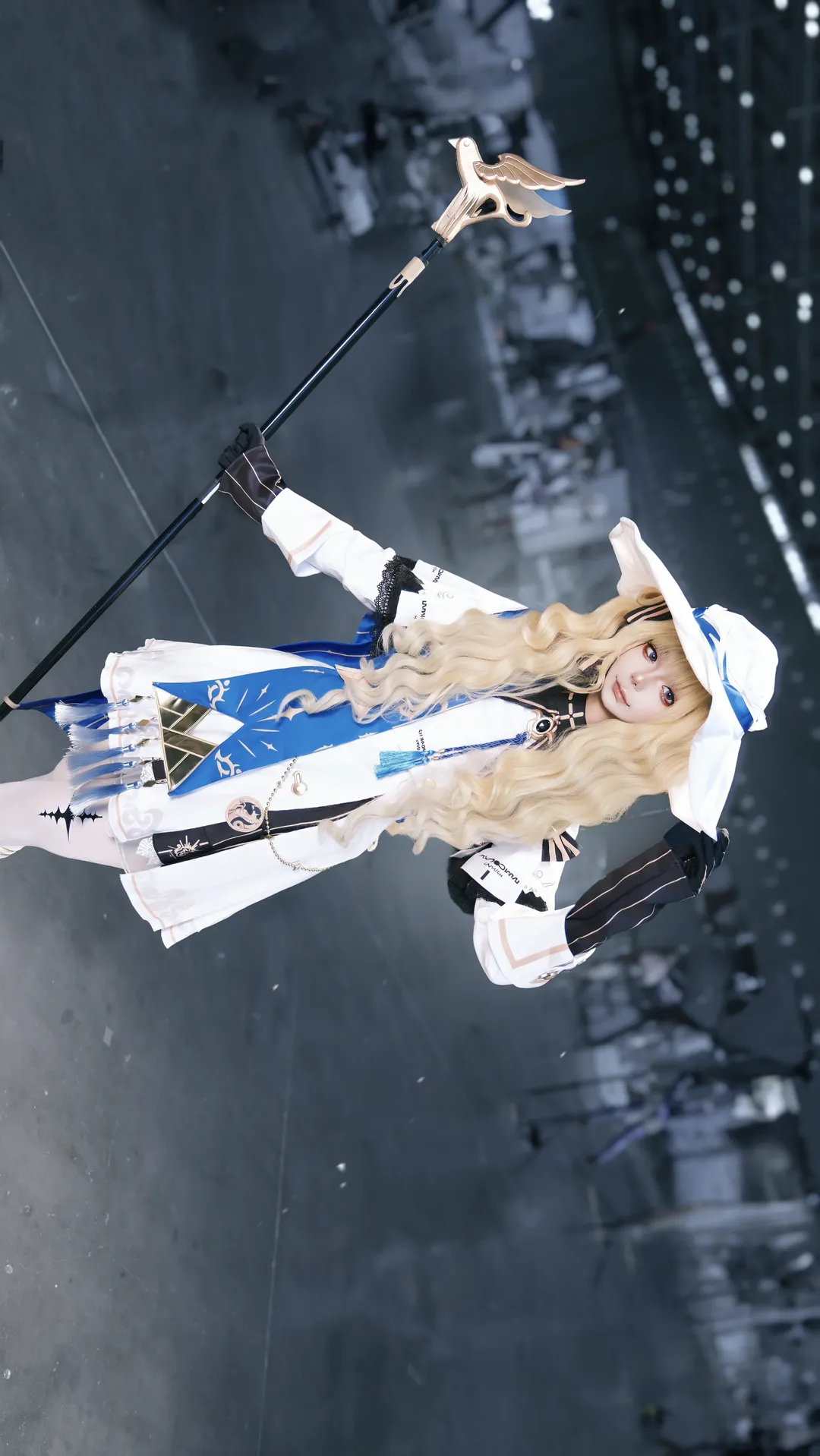 フィービー コスプレ, 鳴潮, コスプレ撮影, イベント写真, 白ローブと魔法の杖 - 2枚目