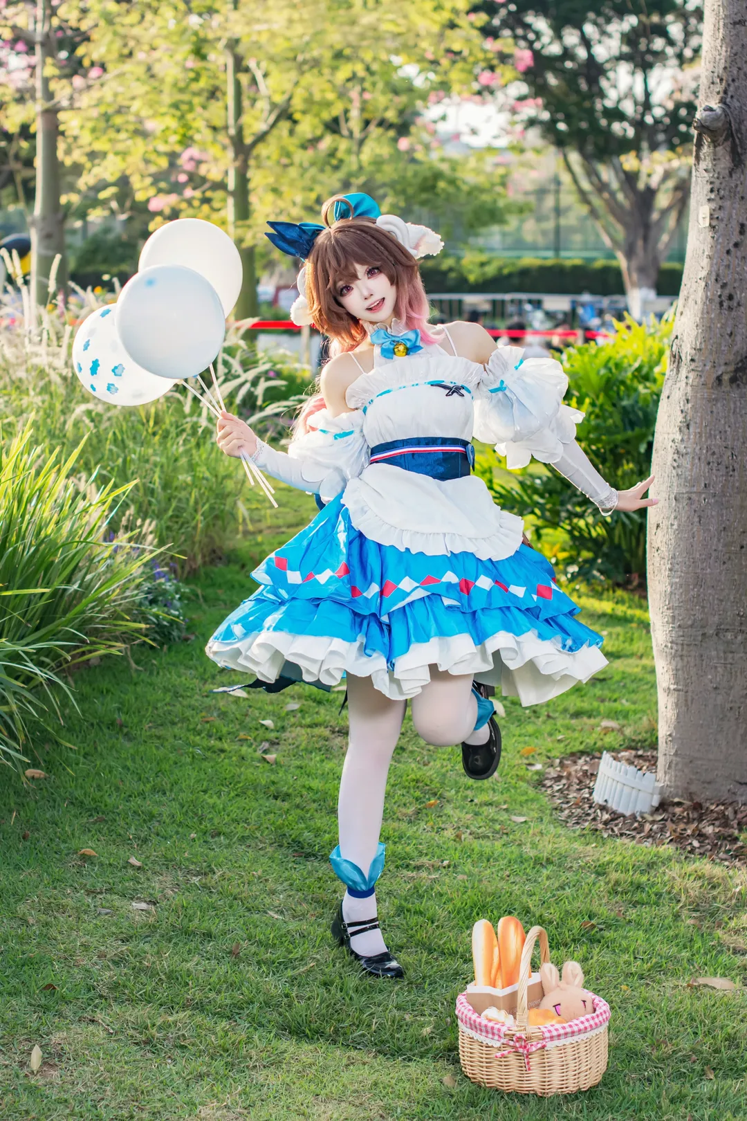 二次元cosplay, 明日方舟, 艾雅法拉cos, 草地外景, cos服装分享