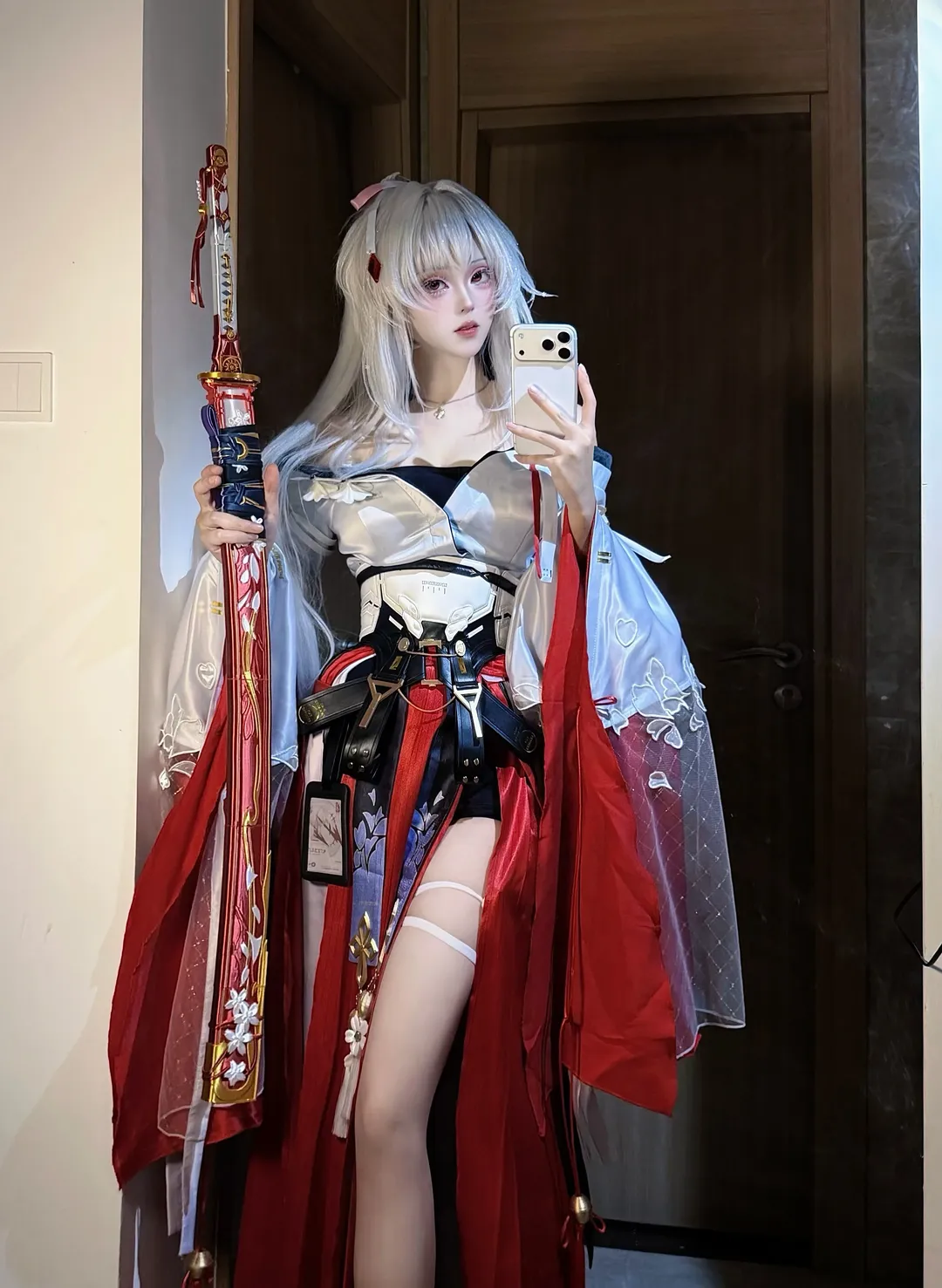 Wuthering Waves, cosplay, Hiyuki cosplay, Cosplayer Sharing, White-haired mature woman - Image 1