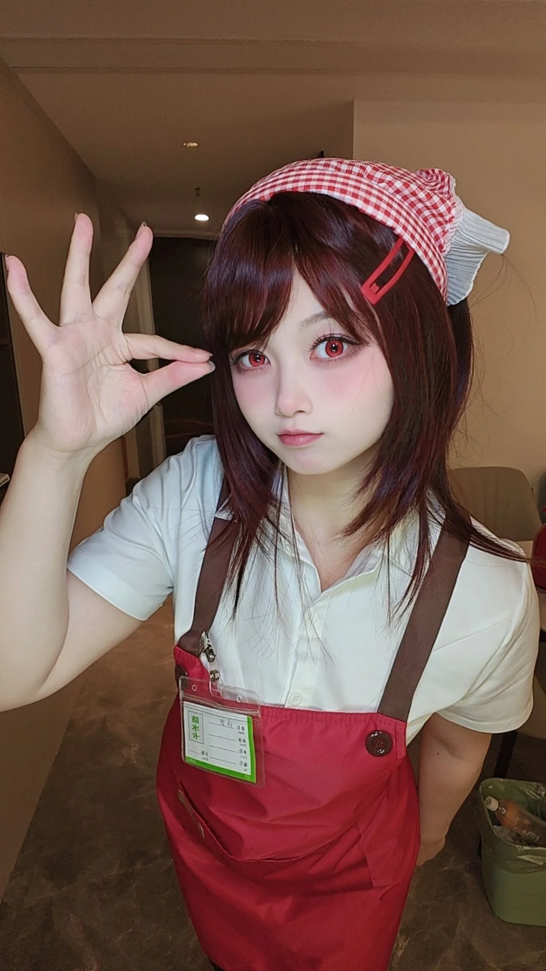cosplay, 红发cos, 二次元妆容, 超市制服, 美瞳 - 第3张