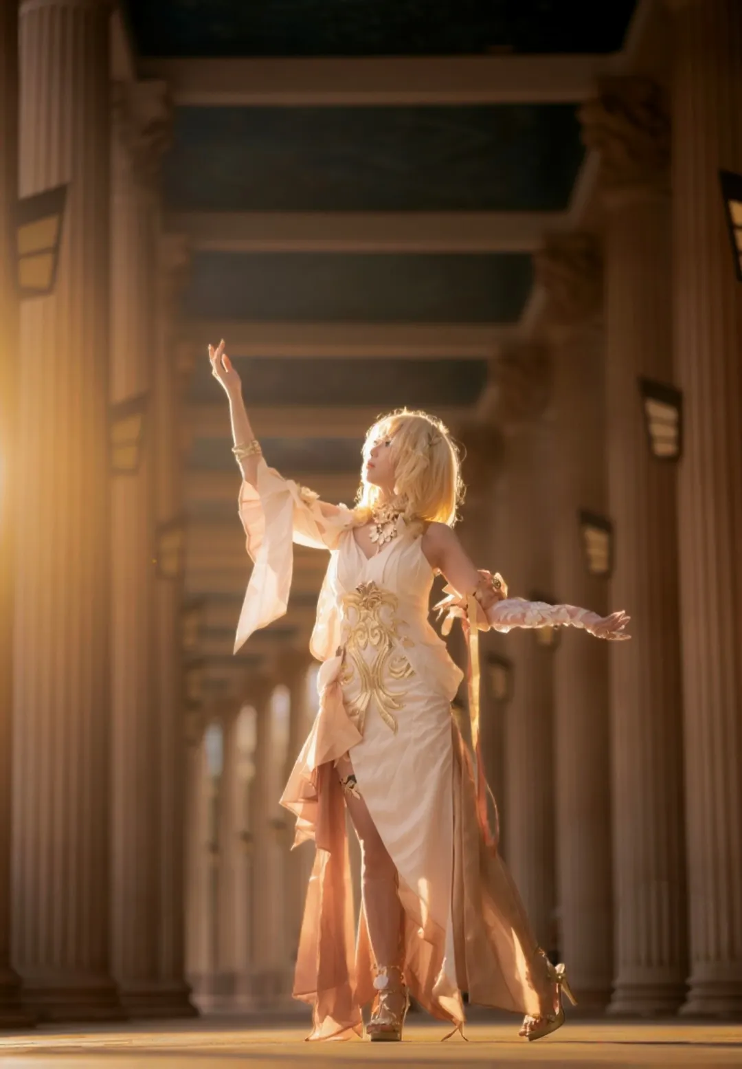 阿格莱雅cos, cosplay摄影, 崩坏:星穹铁道, 黄金色调, 外拍人像 - 第1张