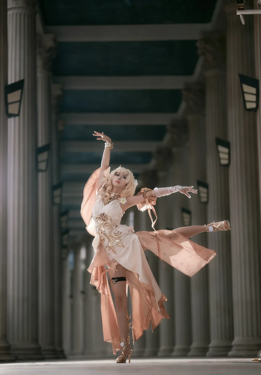 Aglaea Cosplay, Cosplay photography, Honkai: Star Rail, Golden tone, Outdoor portrait photography