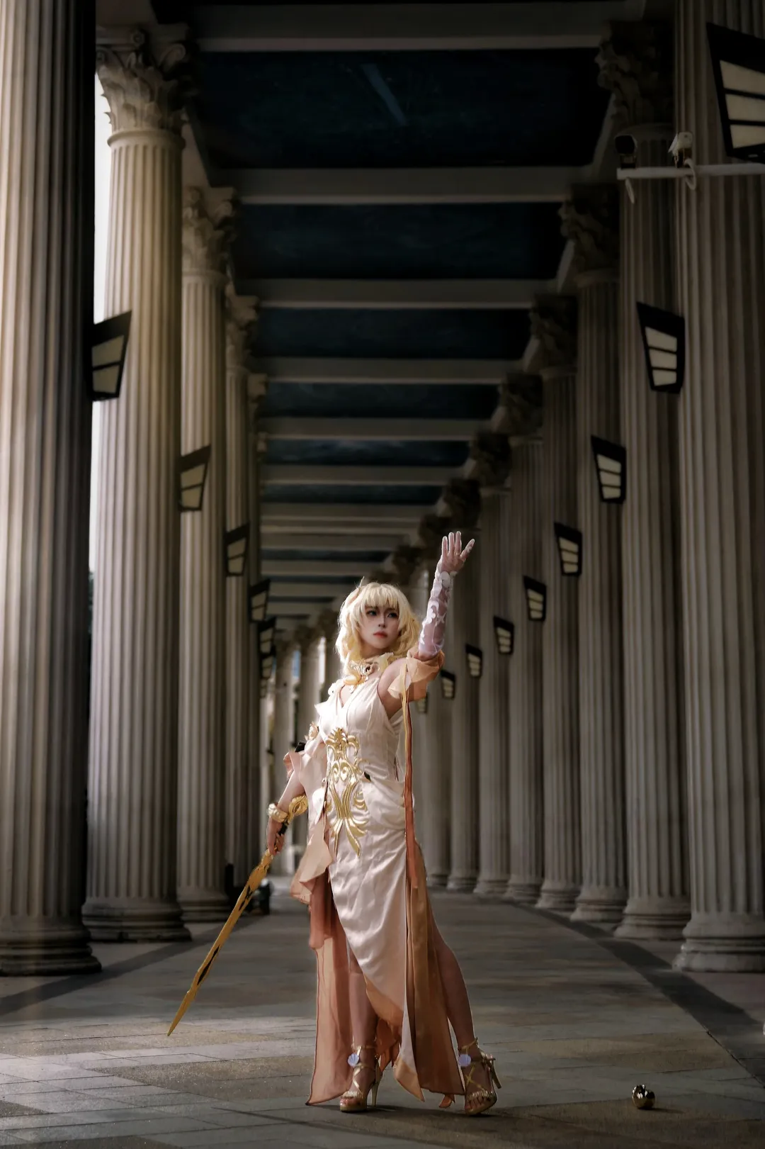 阿格莱雅cos, cosplay摄影, 崩坏:星穹铁道, 黄金色调, 外拍人像 - 第6张