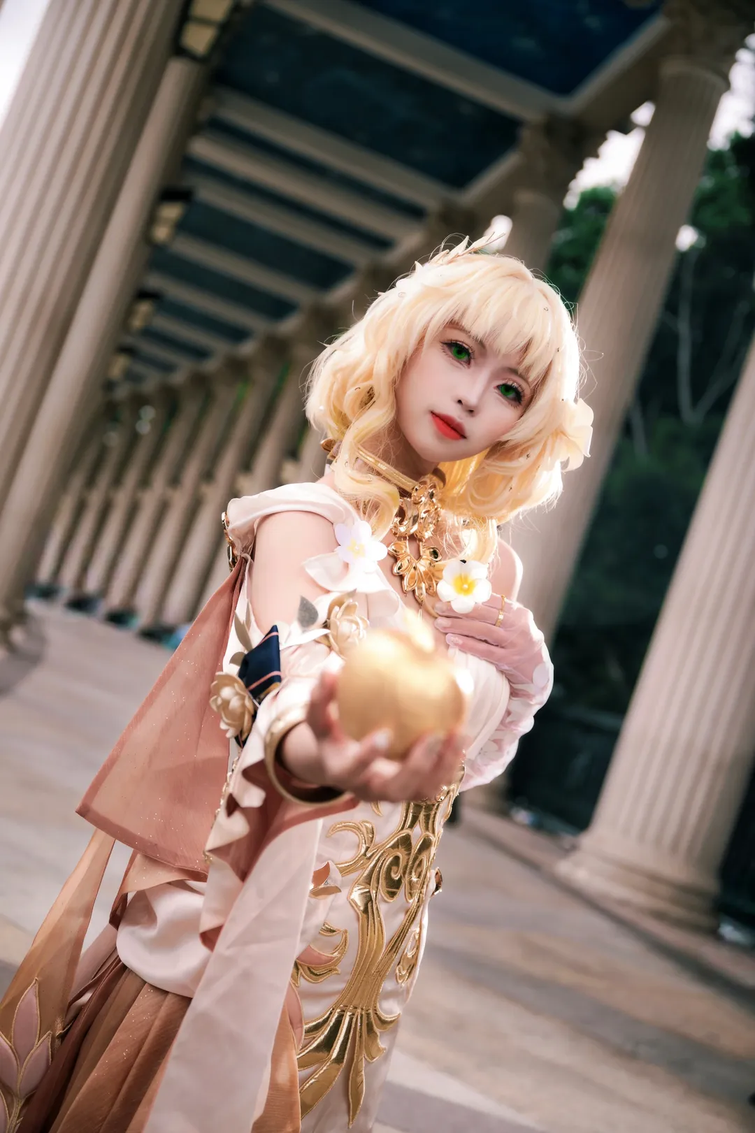 阿格莱雅cos, cosplay摄影, 崩坏:星穹铁道, 黄金色调, 外拍人像 - 第7张