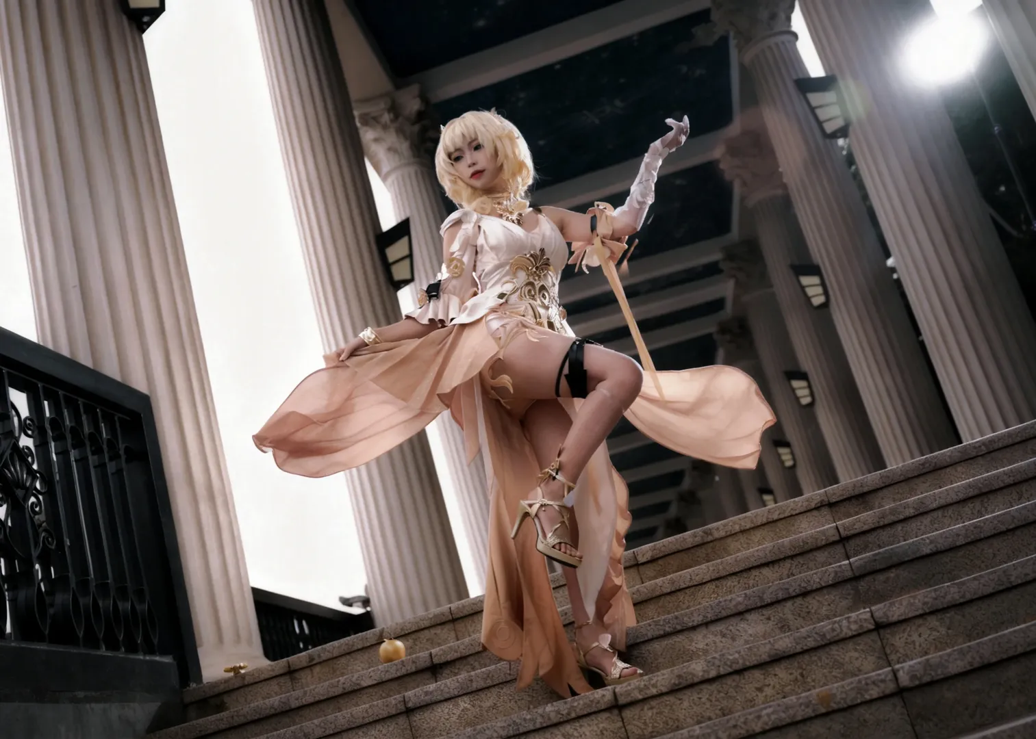 阿格莱雅cos, cosplay摄影, 崩坏:星穹铁道, 黄金色调, 外拍人像 - 第8张