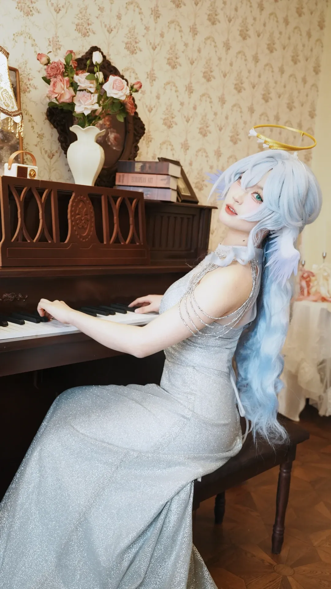 崩坏星穹铁道, 知更鸟cos, cosplay摄影, 羽毛光环, 银色礼服 - 第3张