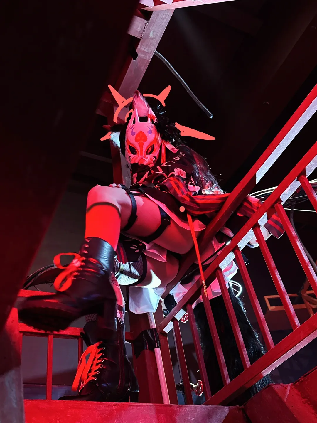 ストリートフォト, ブルーアーカイブ コスプレ, 和風獣耳, 赤黒コーデ, 暗黒少女 - 1枚目