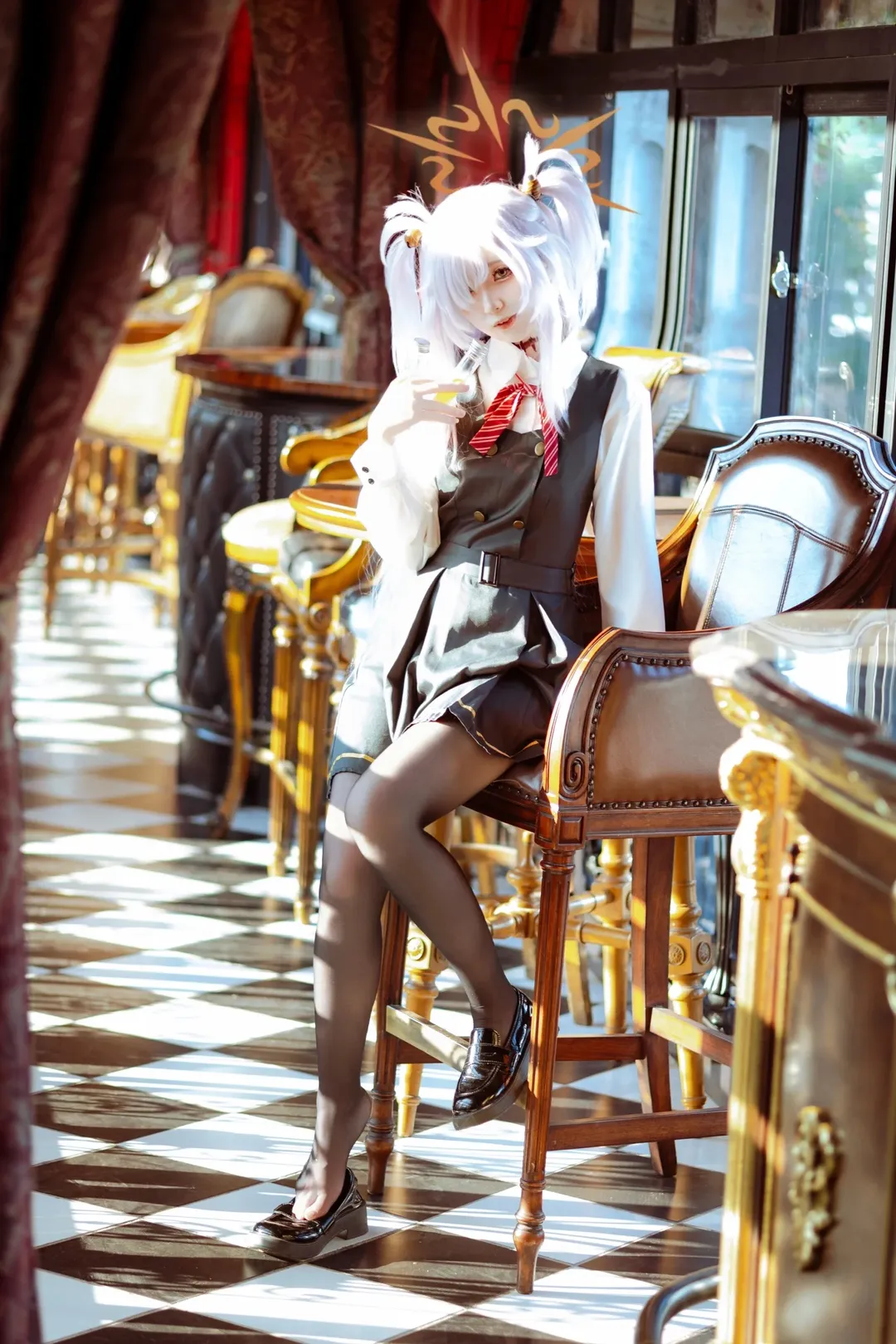 蔚蓝档案, 板垣庚cos, cosplay摄影, 白毛双马尾, 制服写真