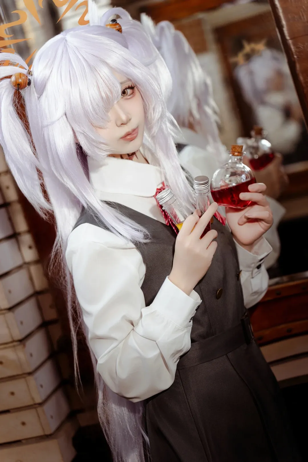 蔚蓝档案, 板垣庚cos, cosplay摄影, 白毛双马尾, 制服写真 - 第3张