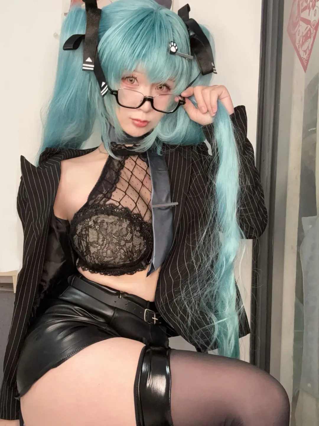 勝利の女神：NIKKE, コスプレコーディネート, プリバティ コスプレ, 黒縁メガネ, ツンデレ属性 - 1枚目