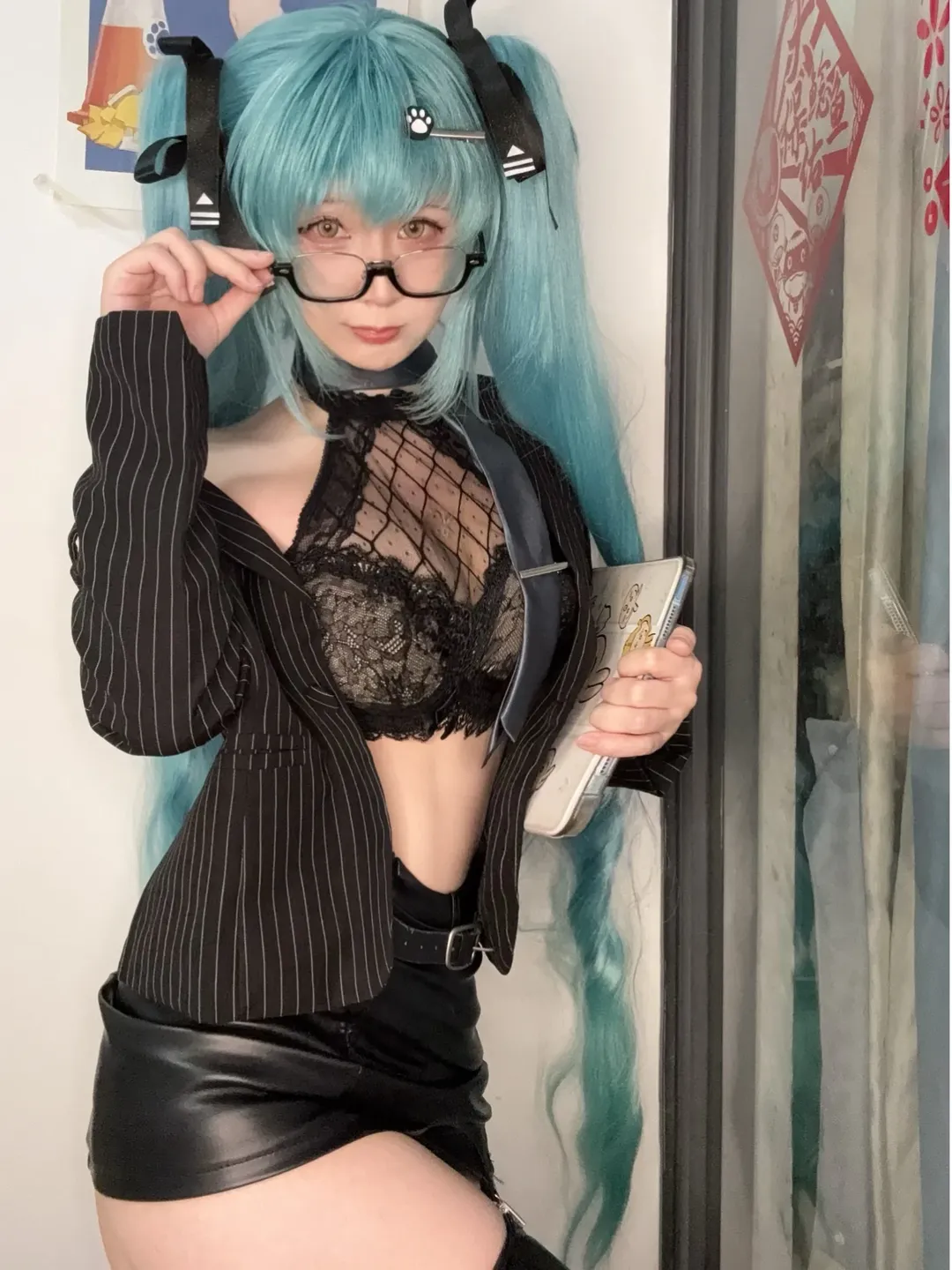 勝利の女神：NIKKE, コスプレコーディネート, プリバティ コスプレ, 黒縁メガネ, ツンデレ属性 - 3枚目