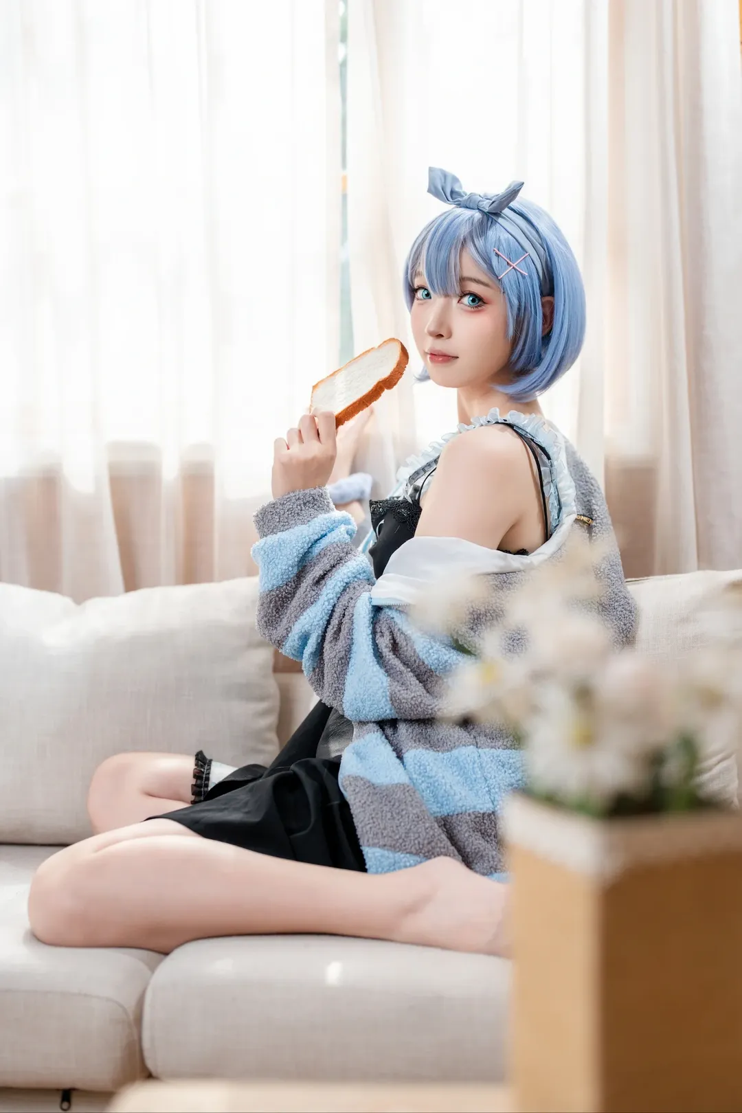 蓝发少女, 居家服写真, 毛绒外套, 木屋氛围, 日常摄影 - 第4张