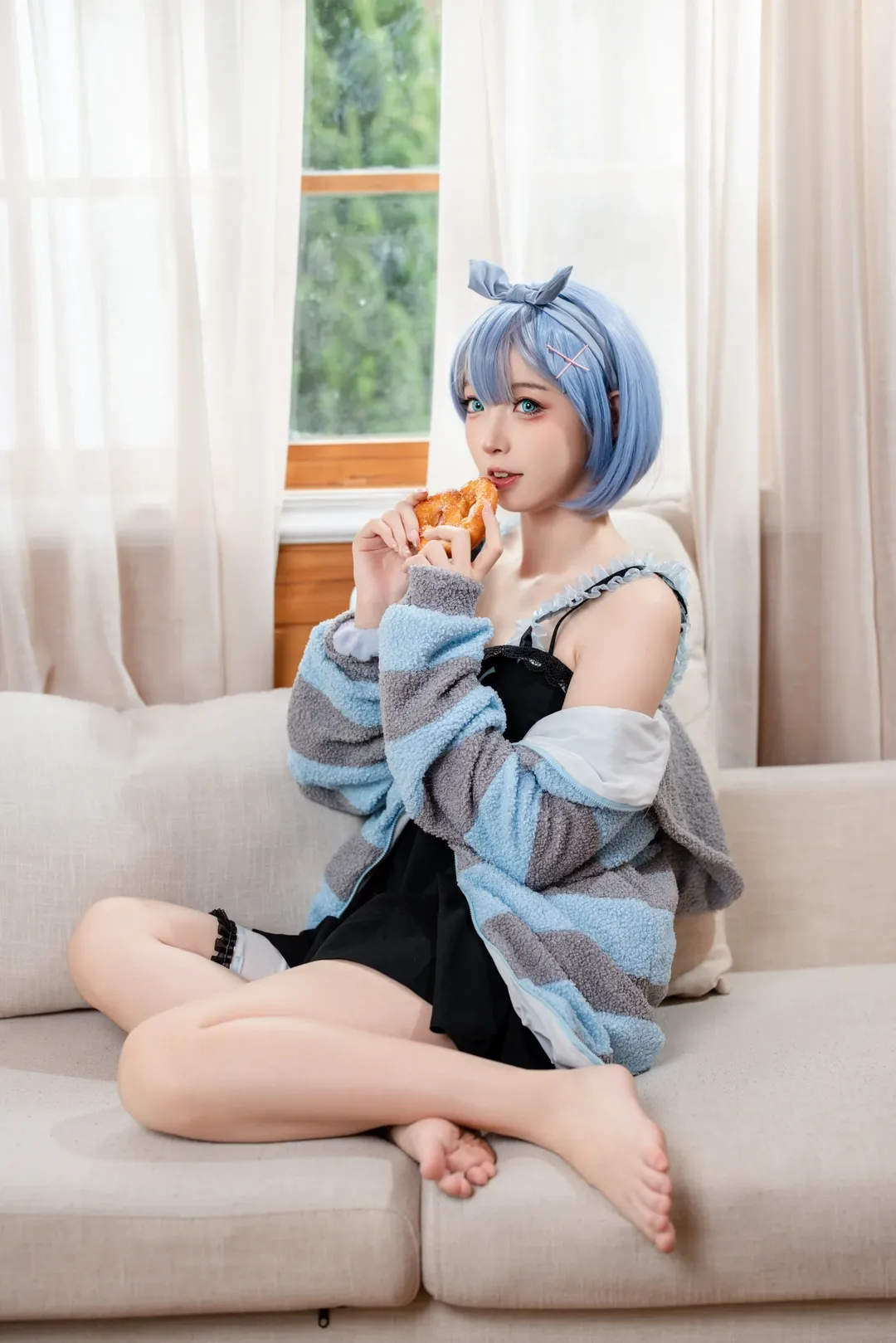 蓝发少女, 居家服写真, 毛绒外套, 木屋氛围, 日常摄影 - 第6张
