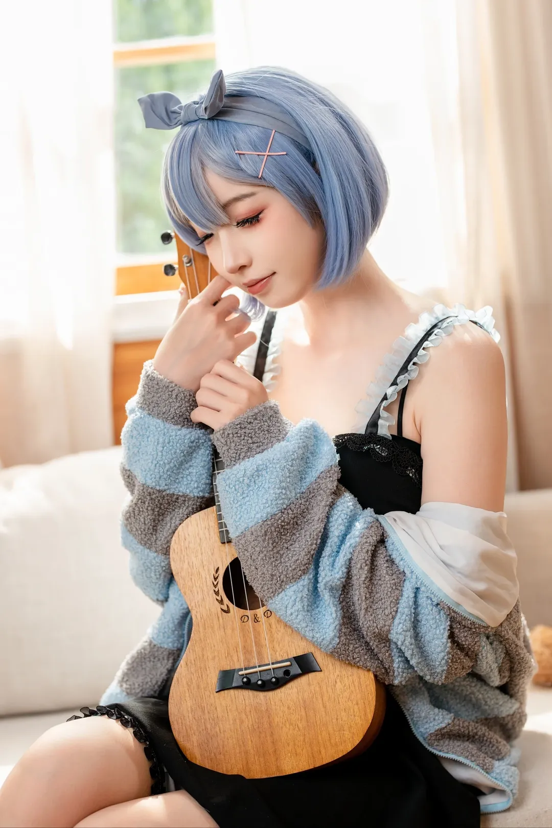 蓝发少女, 居家服写真, 毛绒外套, 木屋氛围, 日常摄影 - 第8张