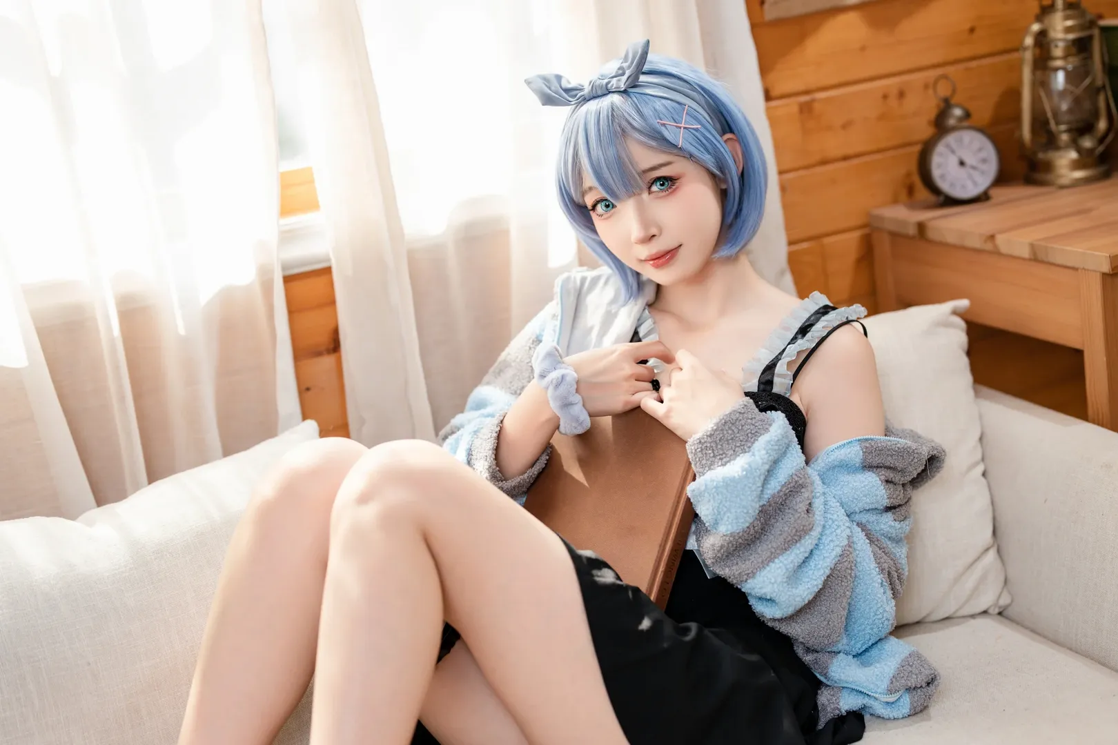 蓝发少女, 居家服写真, 毛绒外套, 木屋氛围, 日常摄影 - 第9张