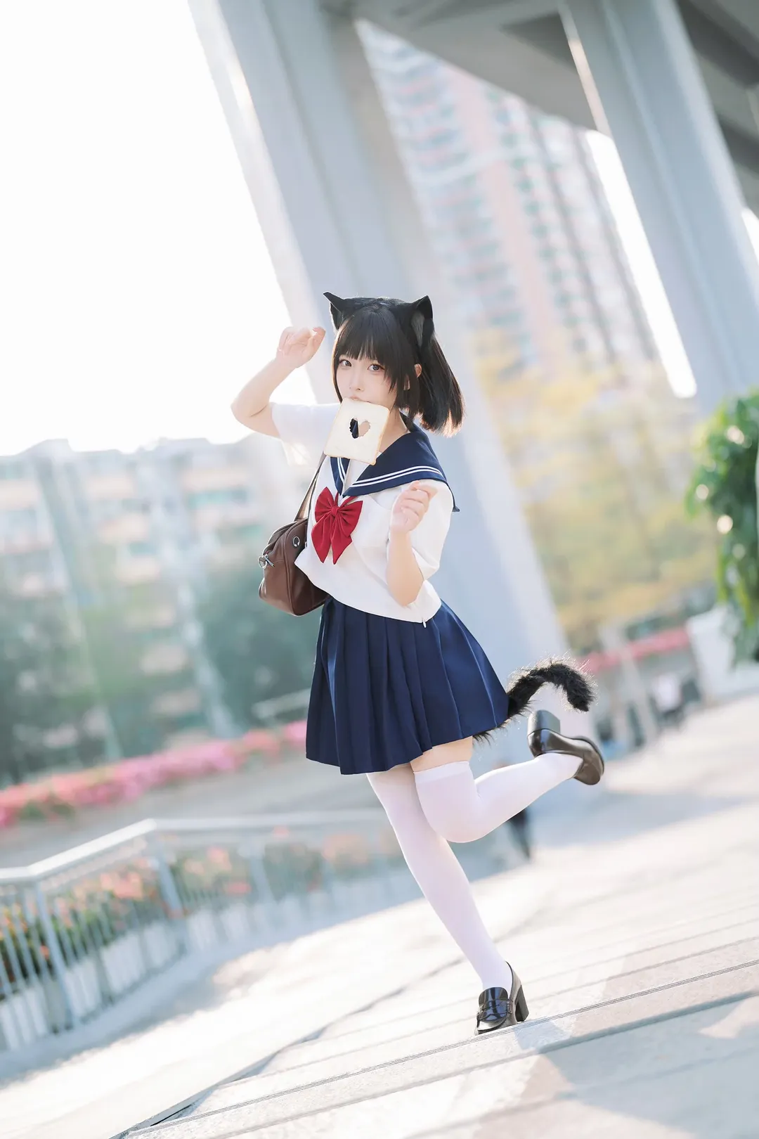 JK貓娘cosplay, 白絲水手服穿搭, 日系叼麵包跑, 城市天橋外景, 二次元日常拍