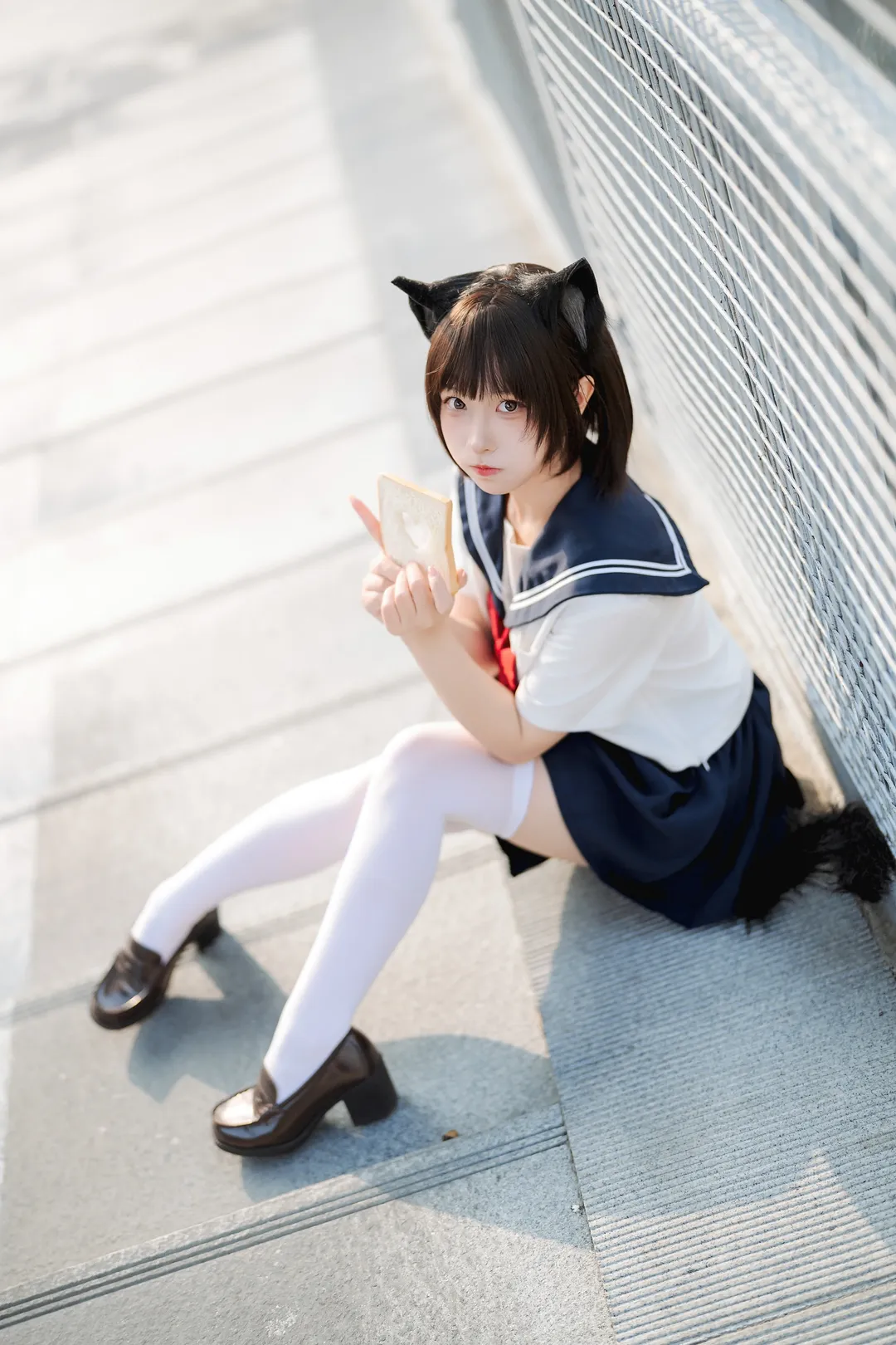 JK猫娘cosplay, 白丝水手服穿搭, 日系叼面包跑, 城市天桥外景, 二次元日常拍 - 第3张