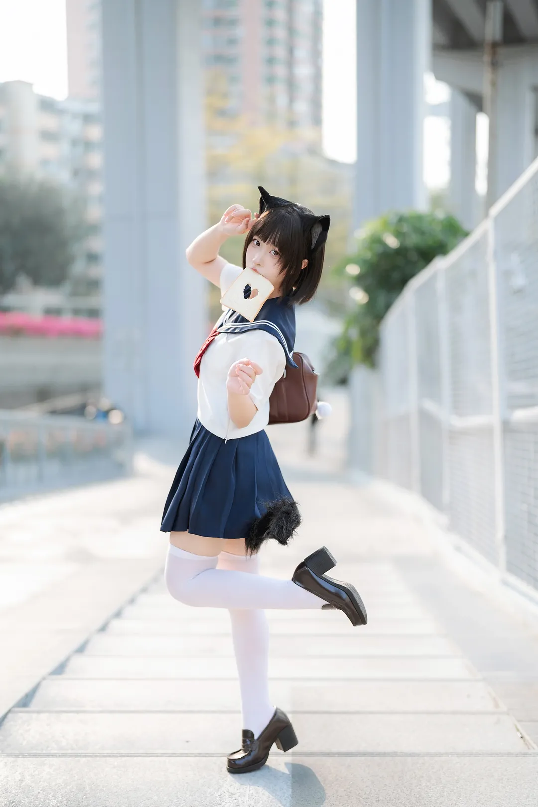 JK猫娘cosplay, 白丝水手服穿搭, 日系叼面包跑, 城市天桥外景, 二次元日常拍 - 第4张