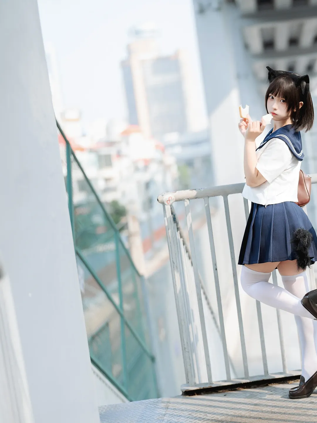 JK猫娘cosplay, 白丝水手服穿搭, 日系叼面包跑, 城市天桥外景, 二次元日常拍 - 第5张