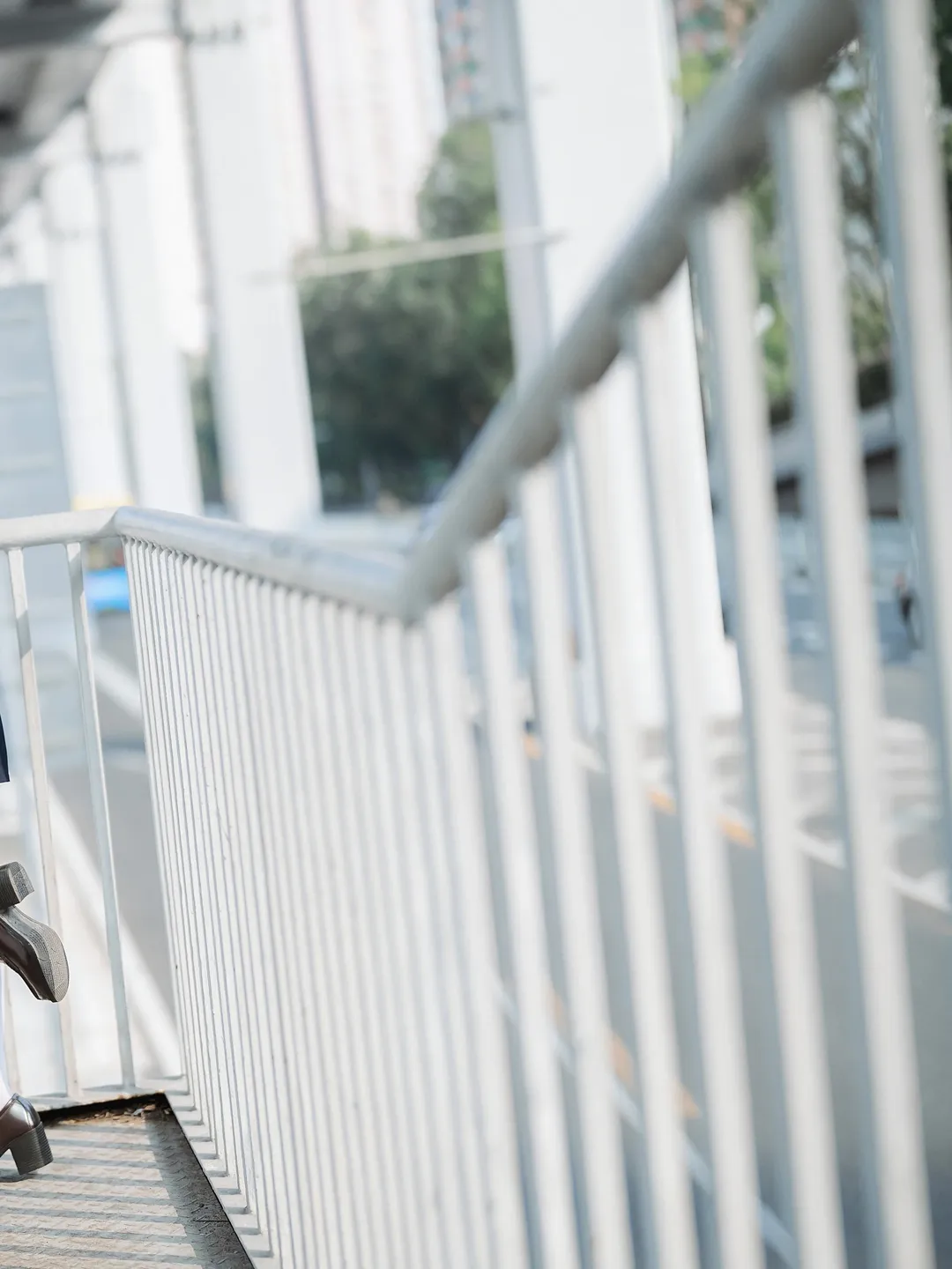 JK猫娘cosplay, 白丝水手服穿搭, 日系叼面包跑, 城市天桥外景, 二次元日常拍 - 第6张