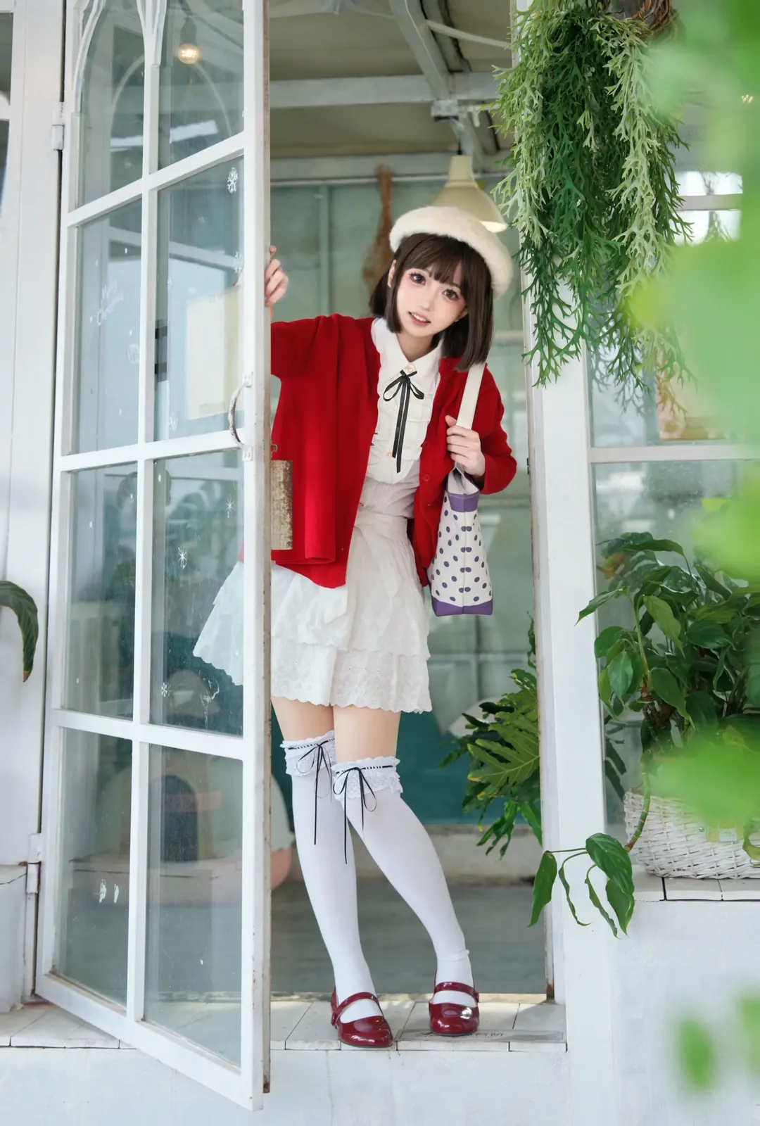 加藤恵コスプレ, 冴えない彼女の育てかた, コスプレ撮影, 赤と白のコーデ, ベレー帽スタイル - 2枚目