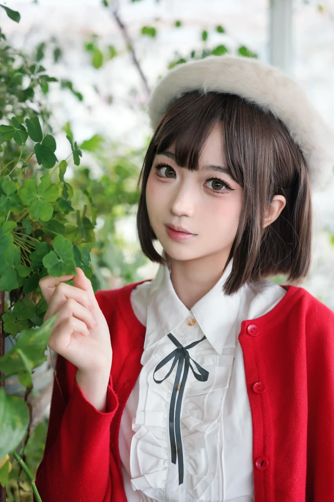 加藤恵コスプレ, 冴えない彼女の育てかた, コスプレ撮影, 赤と白のコーデ, ベレー帽スタイル - 3枚目