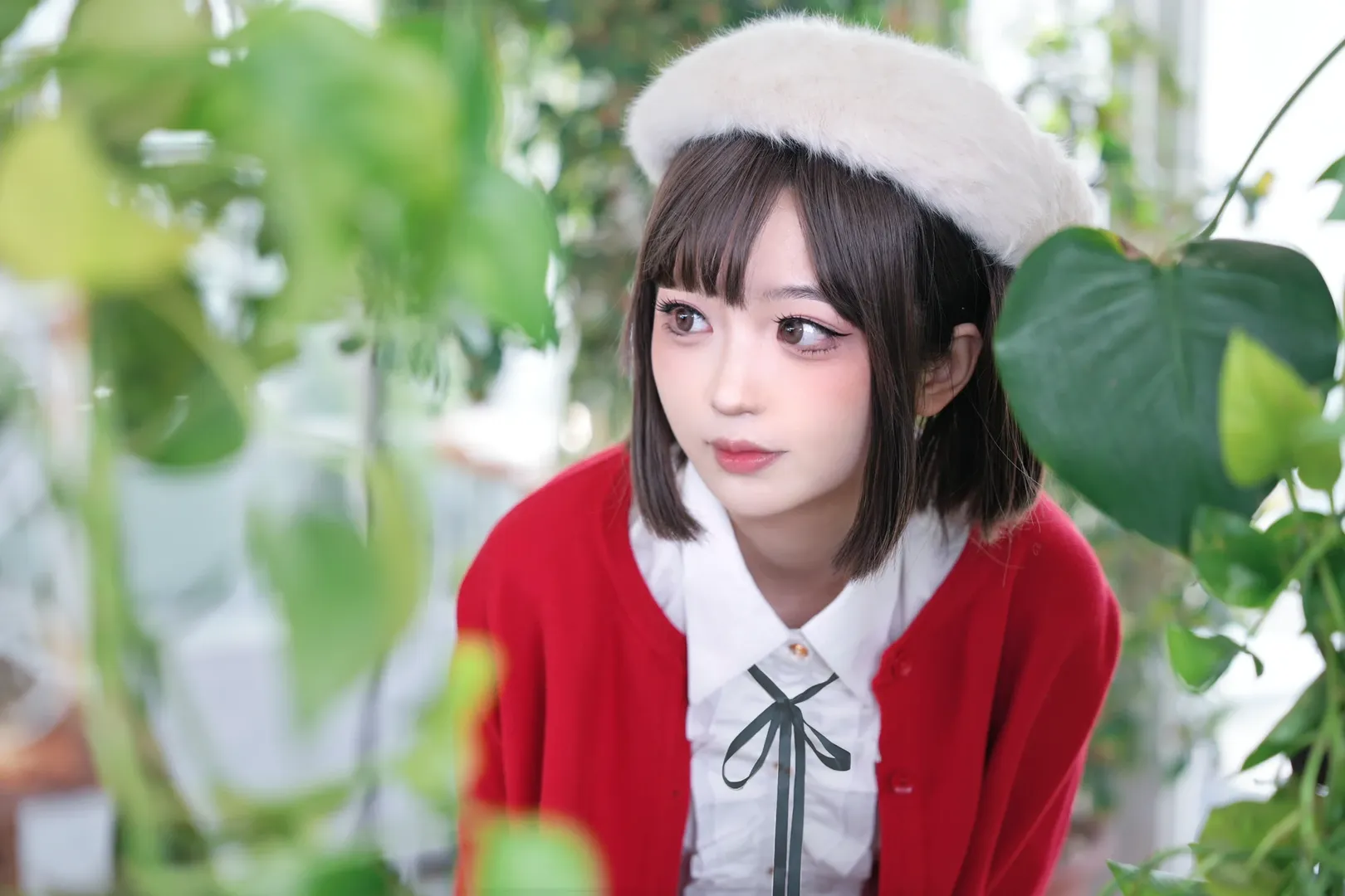 加藤恵コスプレ, 冴えない彼女の育てかた, コスプレ撮影, 赤と白のコーデ, ベレー帽スタイル - 4枚目