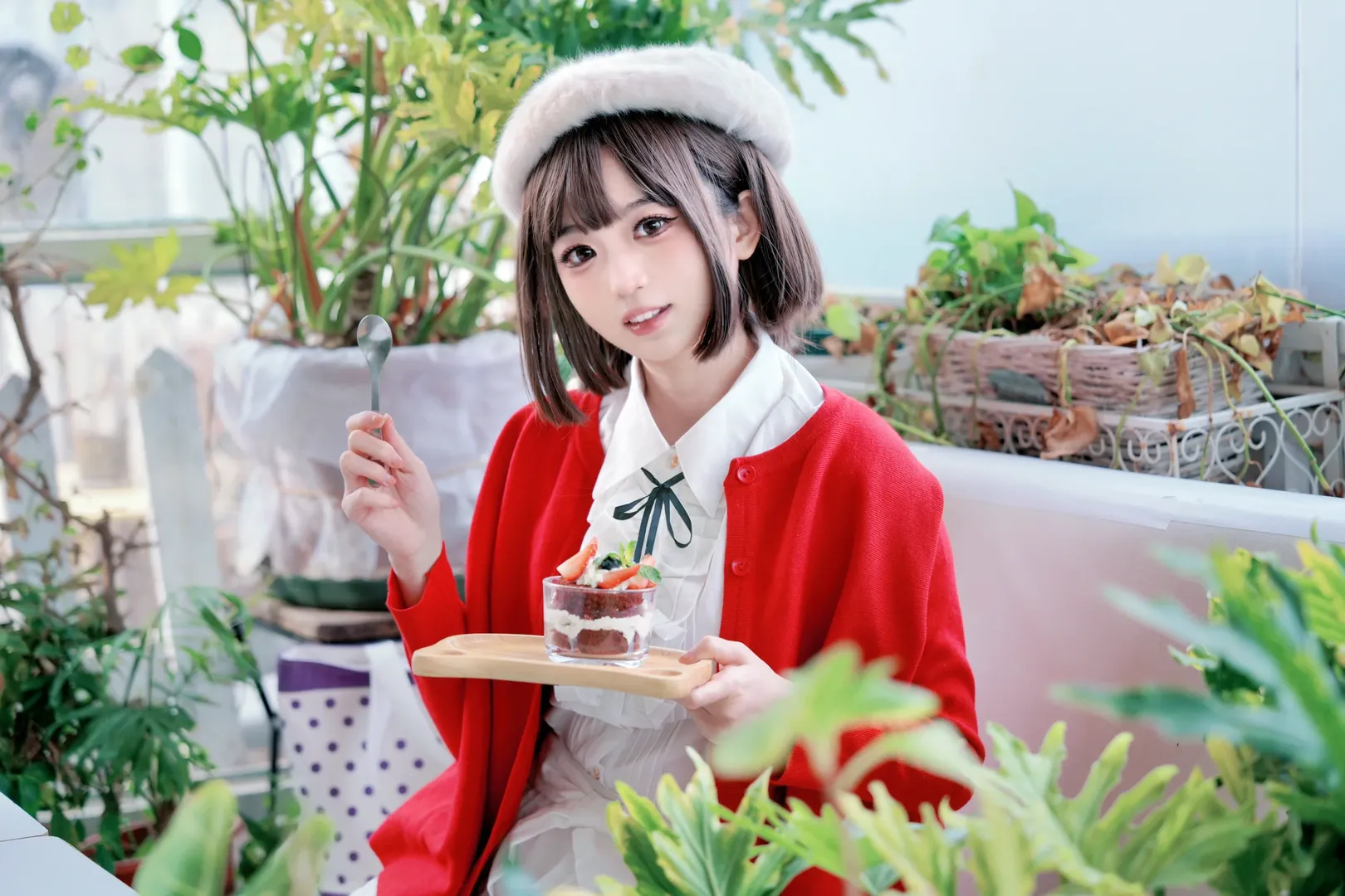 加藤恵コスプレ, 冴えない彼女の育てかた, コスプレ撮影, 赤と白のコーデ, ベレー帽スタイル - 5枚目
