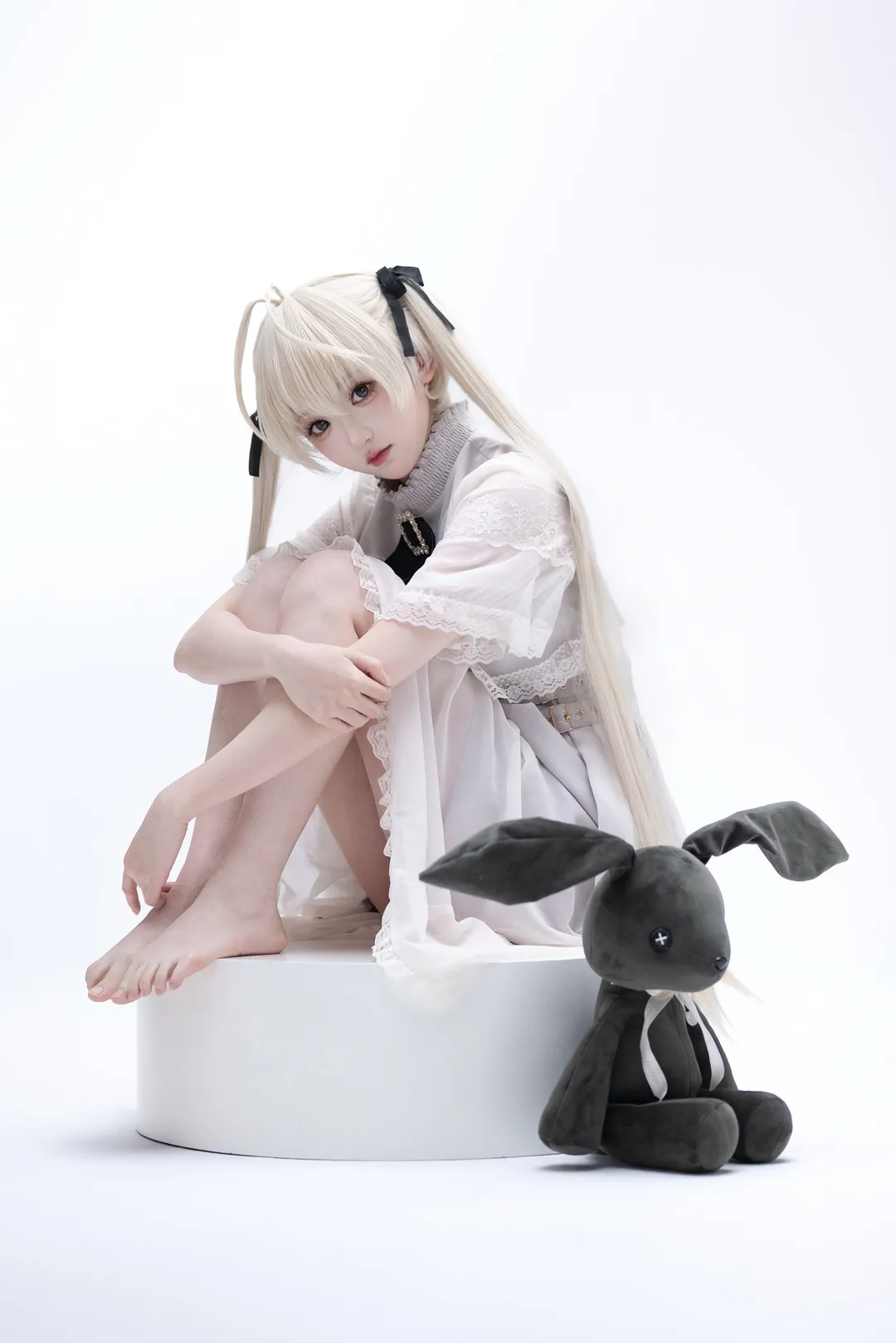 Silver twin-tail cosplay, White lace dress, Black rabbit cross-eye prop, Barefoot atmospheric photography, Anime high-key studio shoot - Image 2