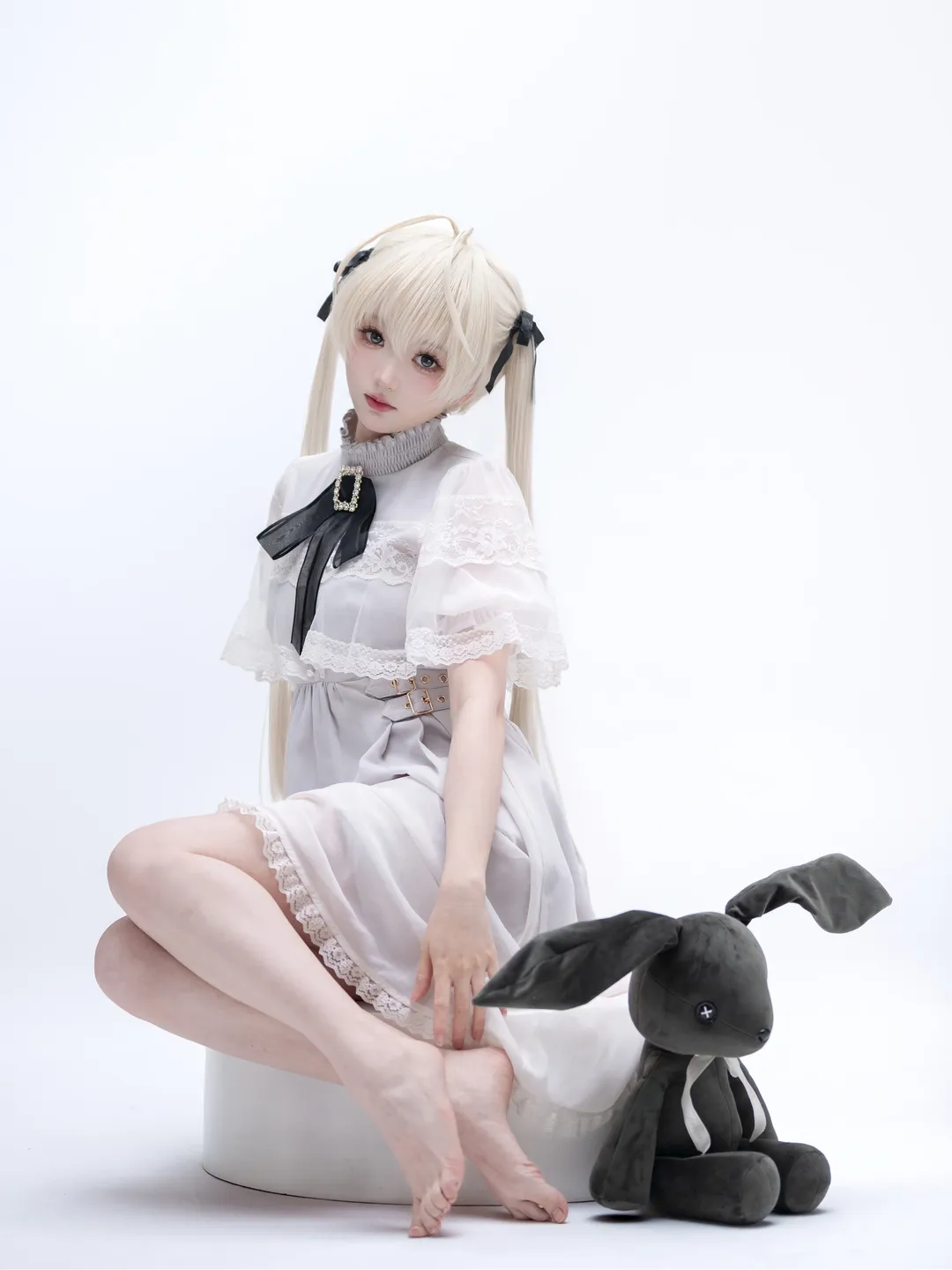 銀髪ツインテールコスプレ, 白いレースのドレス, 黒兎十字眼の小道具, 素足の雰囲気撮影, 二次元ハイキースタジオ撮影