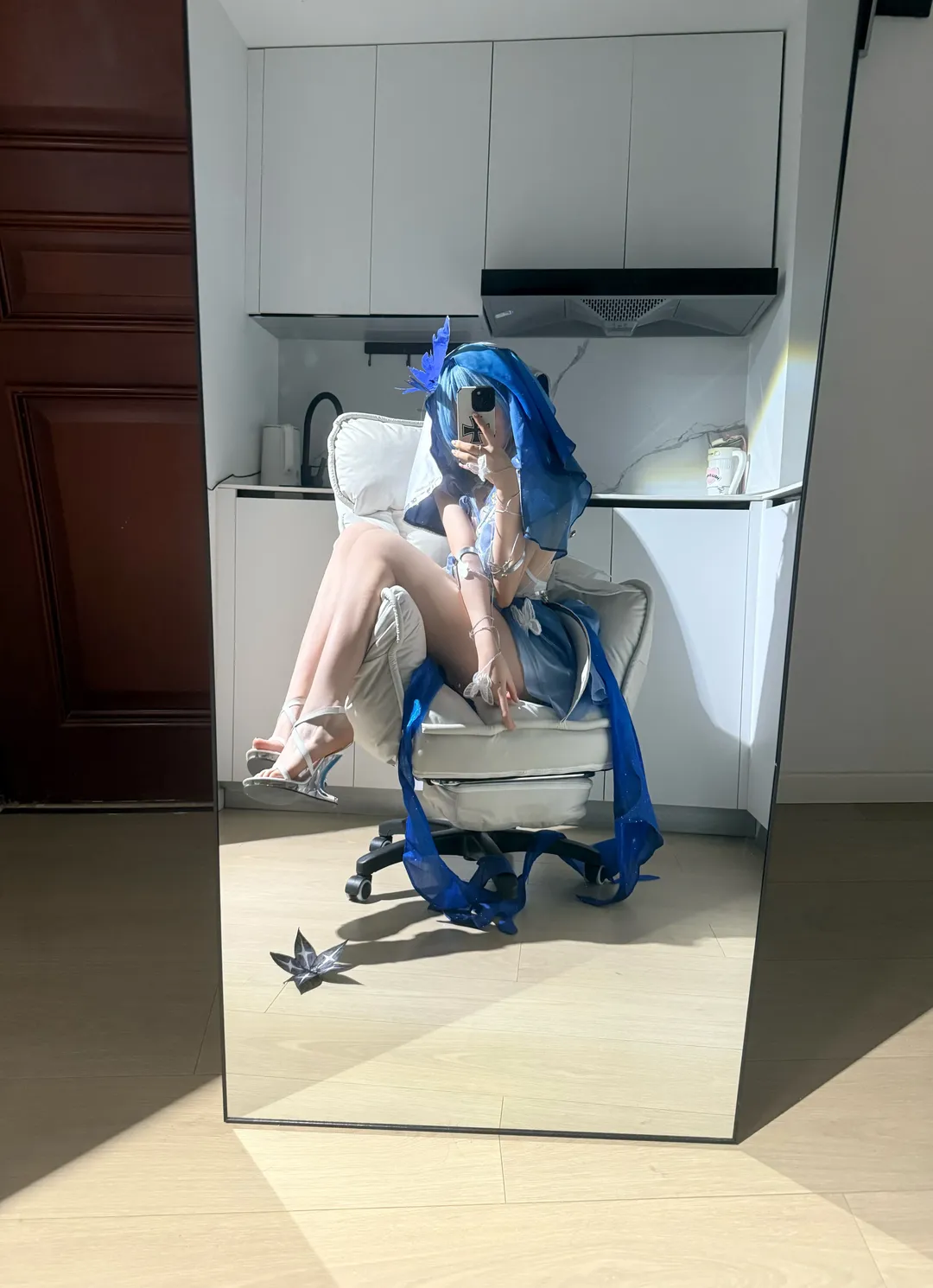 鸣潮, 对镜自拍, 二次元穿搭, 丝袜穿搭, 蓝白配色cosplay - 第2张