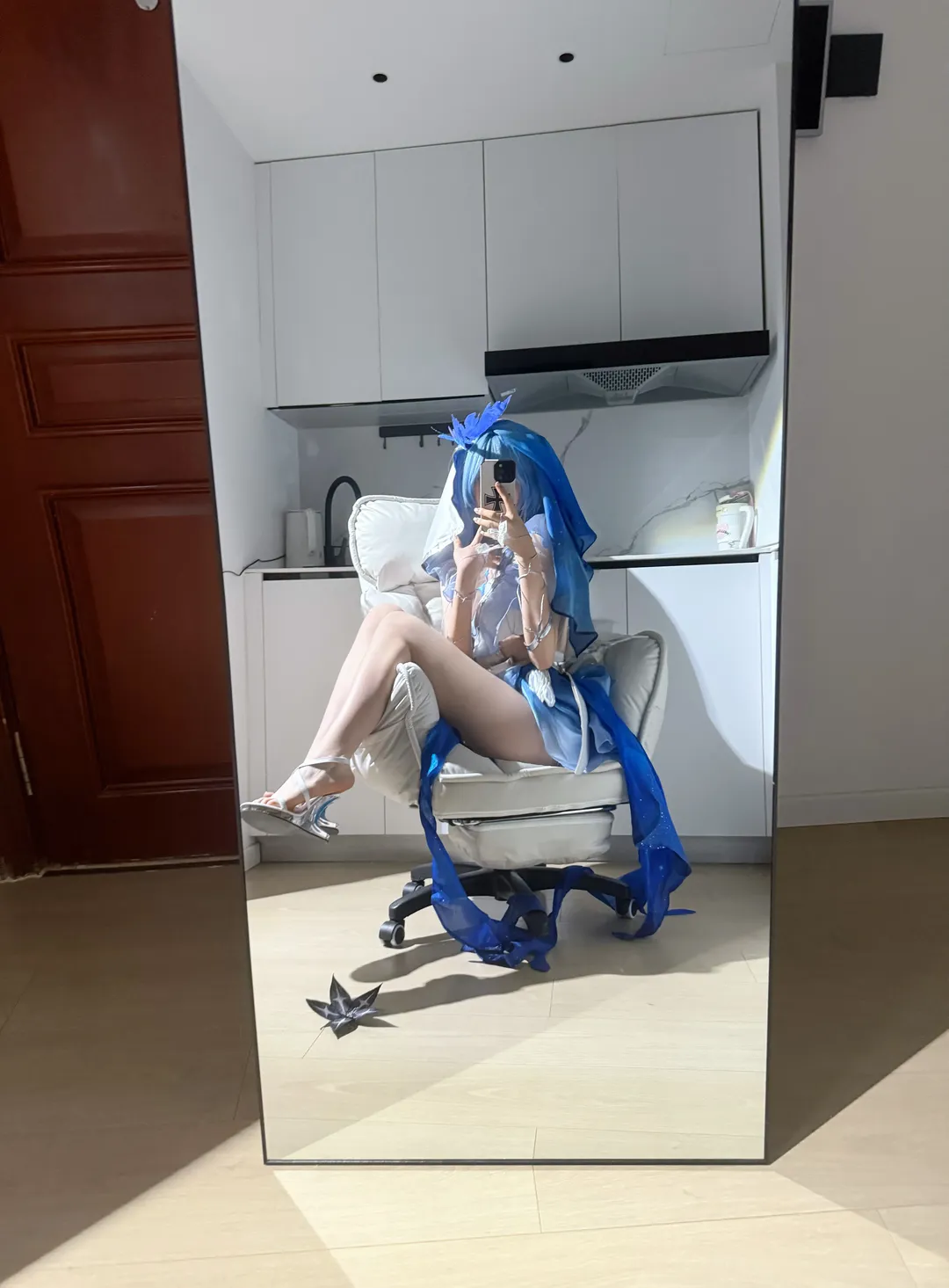 鸣潮, 对镜自拍, 二次元穿搭, 丝袜穿搭, 蓝白配色cosplay - 第3张