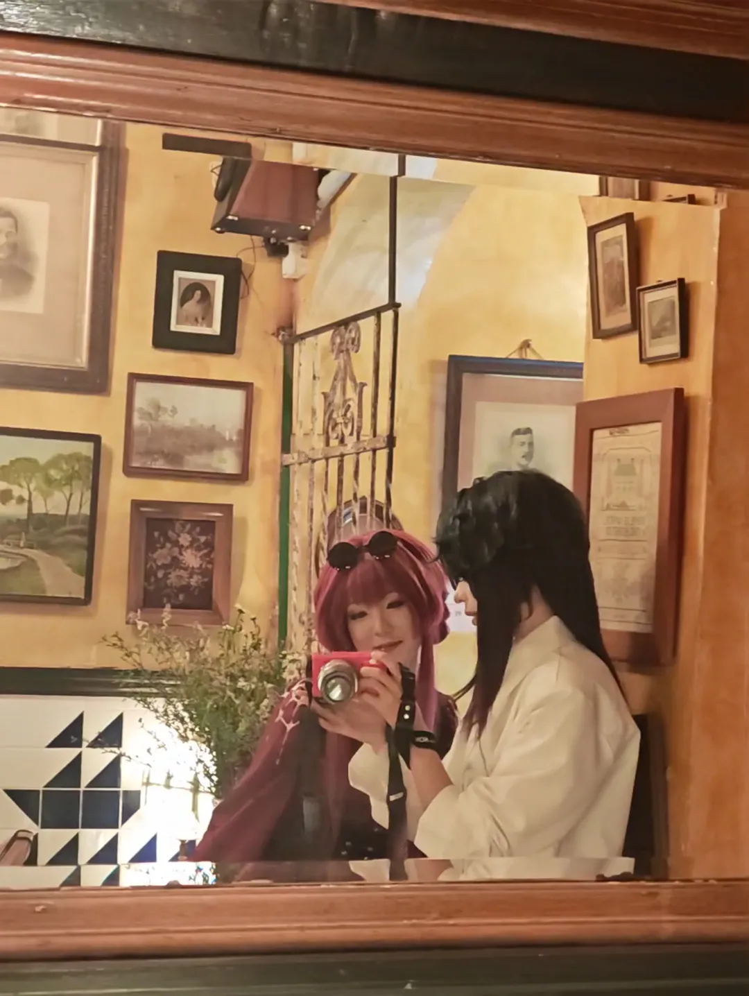 崩坏星穹铁道, 卡芙卡cos, 咖啡馆拍照, 日常向cosplay, 复古红相机 - 第1张